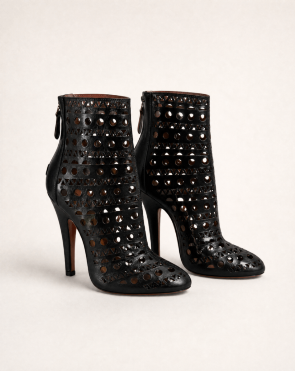 Alaïa – Bottines cuir de veau noir perforé frises géométriques – T.40
