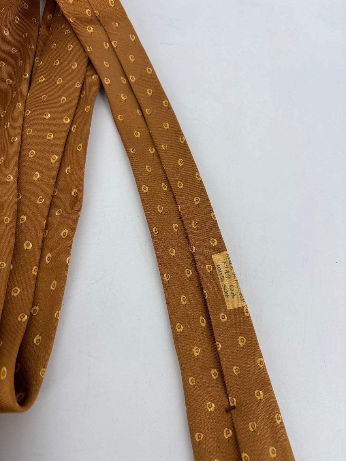 Cravate Hermès soie moutarde à petits motifs-7