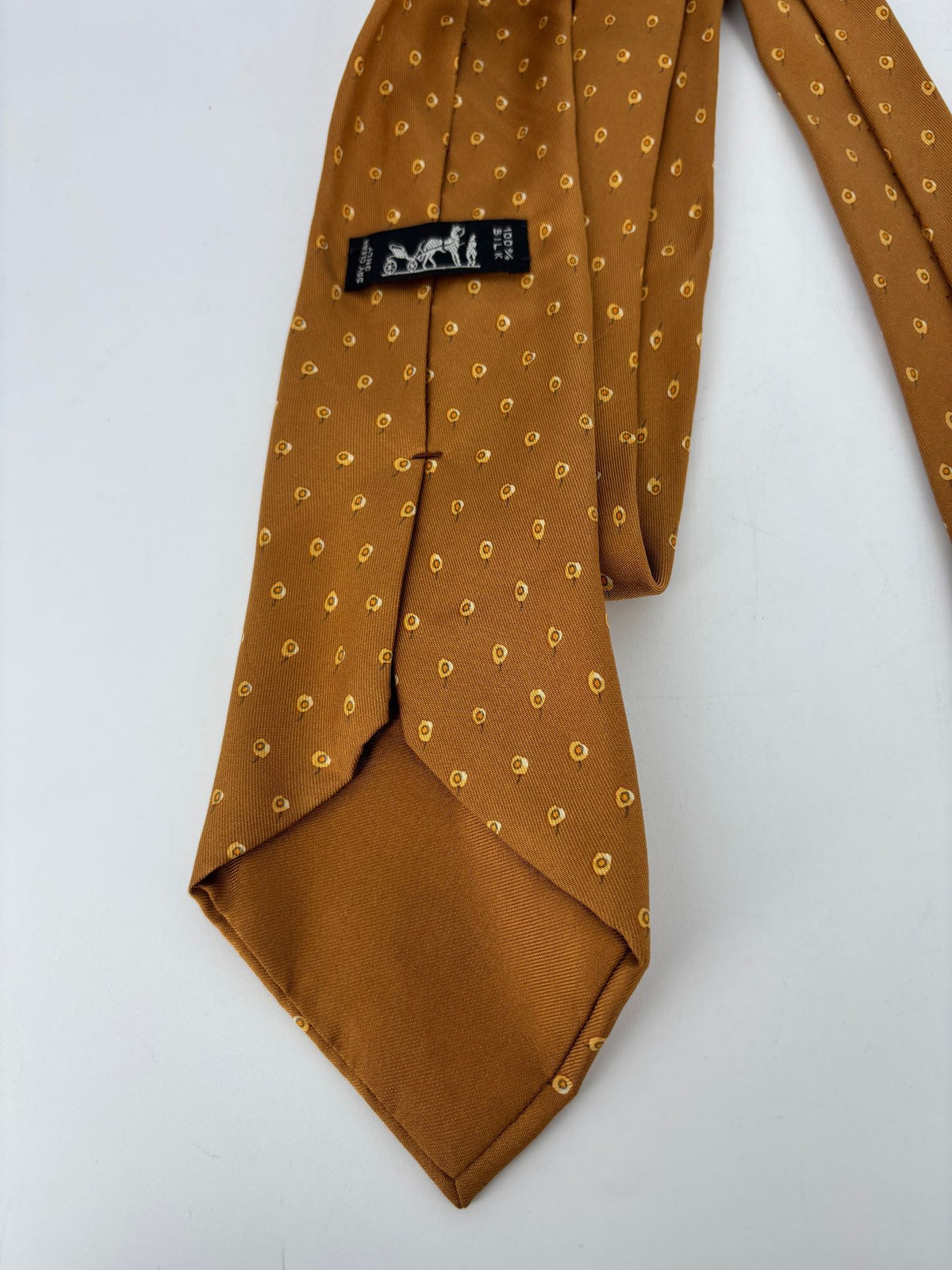 Cravate Hermès soie moutarde à petits motifs-6