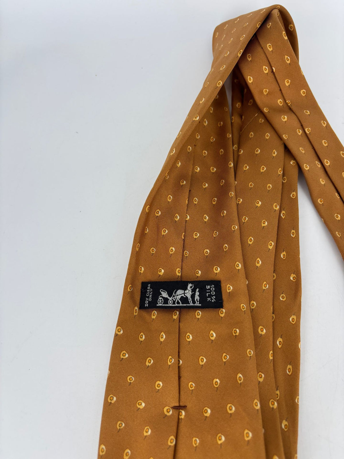 Cravate Hermès soie moutarde à petits motifs-5