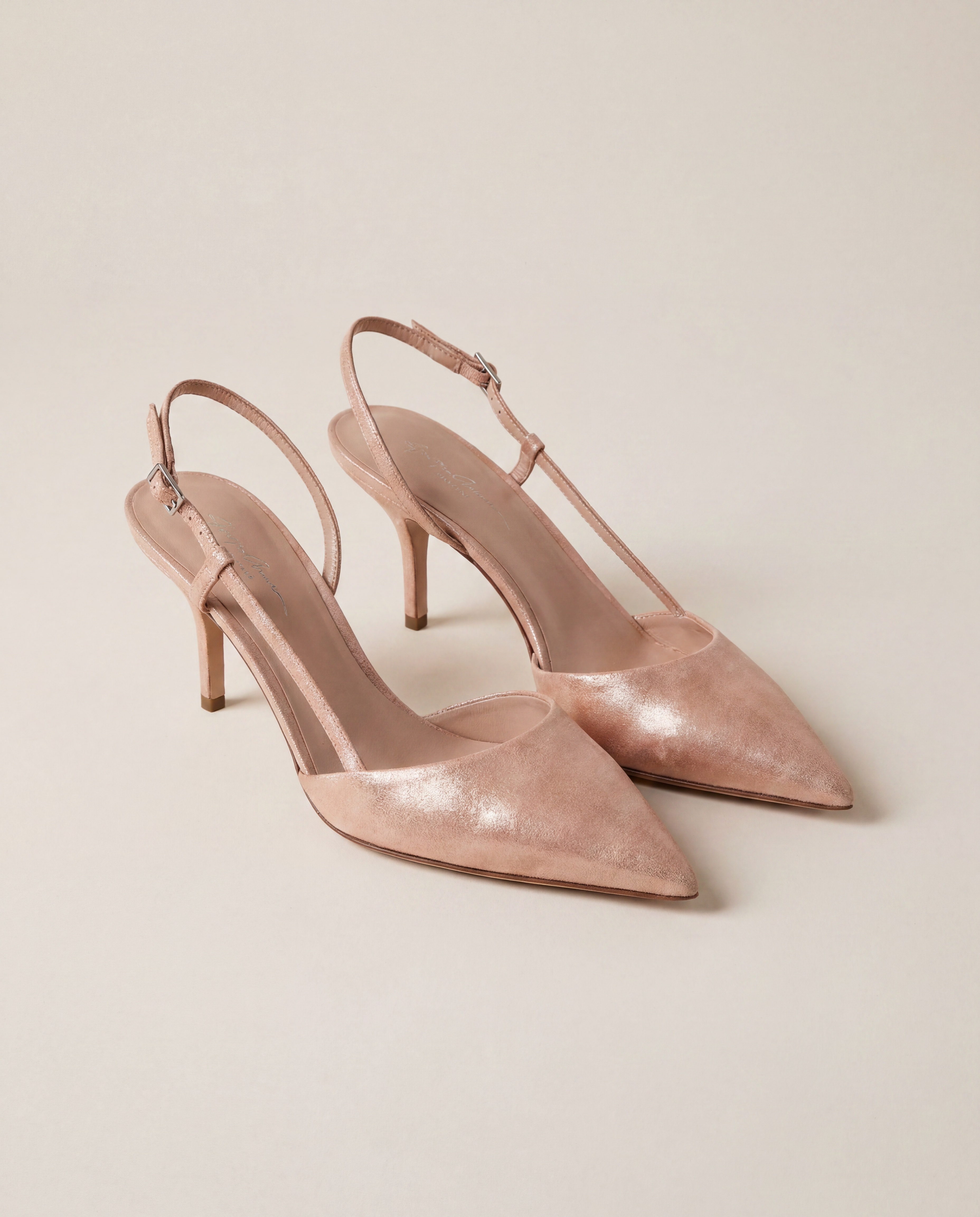 Escarpins Giorgio Armani daim rose poudré métallisé bride arrière talon fin – T.42
