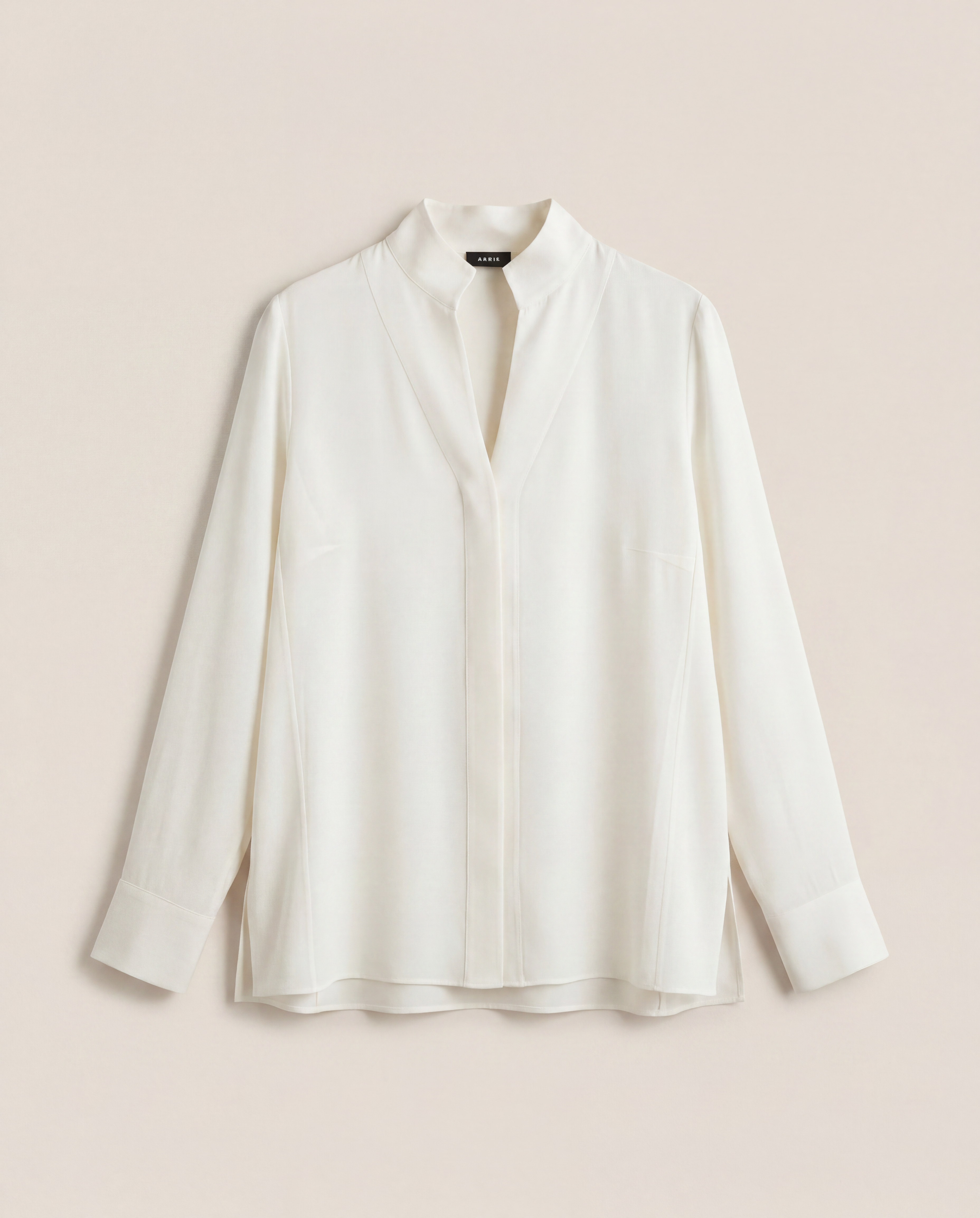 Blouse Akris Architectural soie crêpe ivoire col officier patte dissimulée fentes – T.44