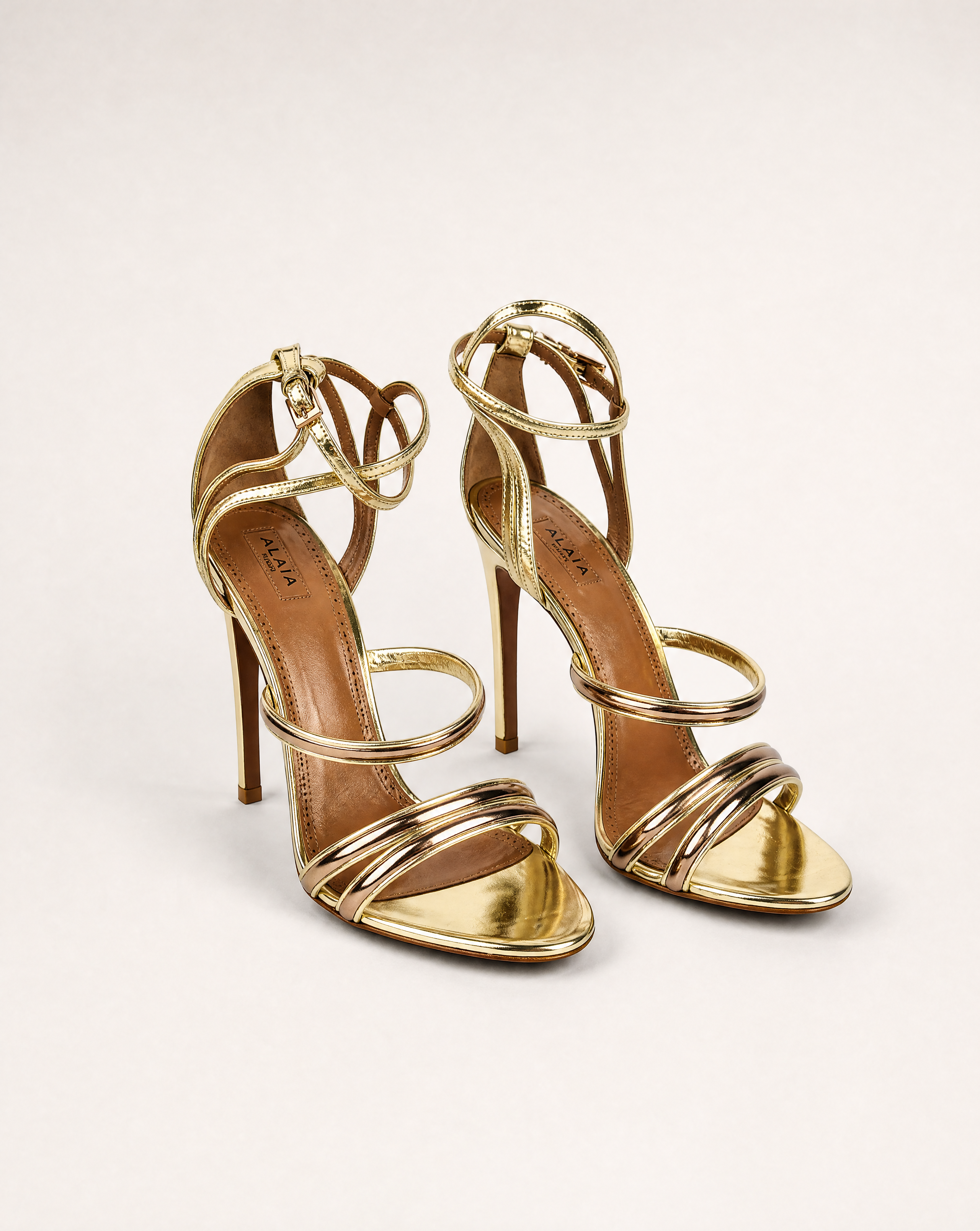 Sandales Alaïa en cuir métallisé doré et rose – Taille 39