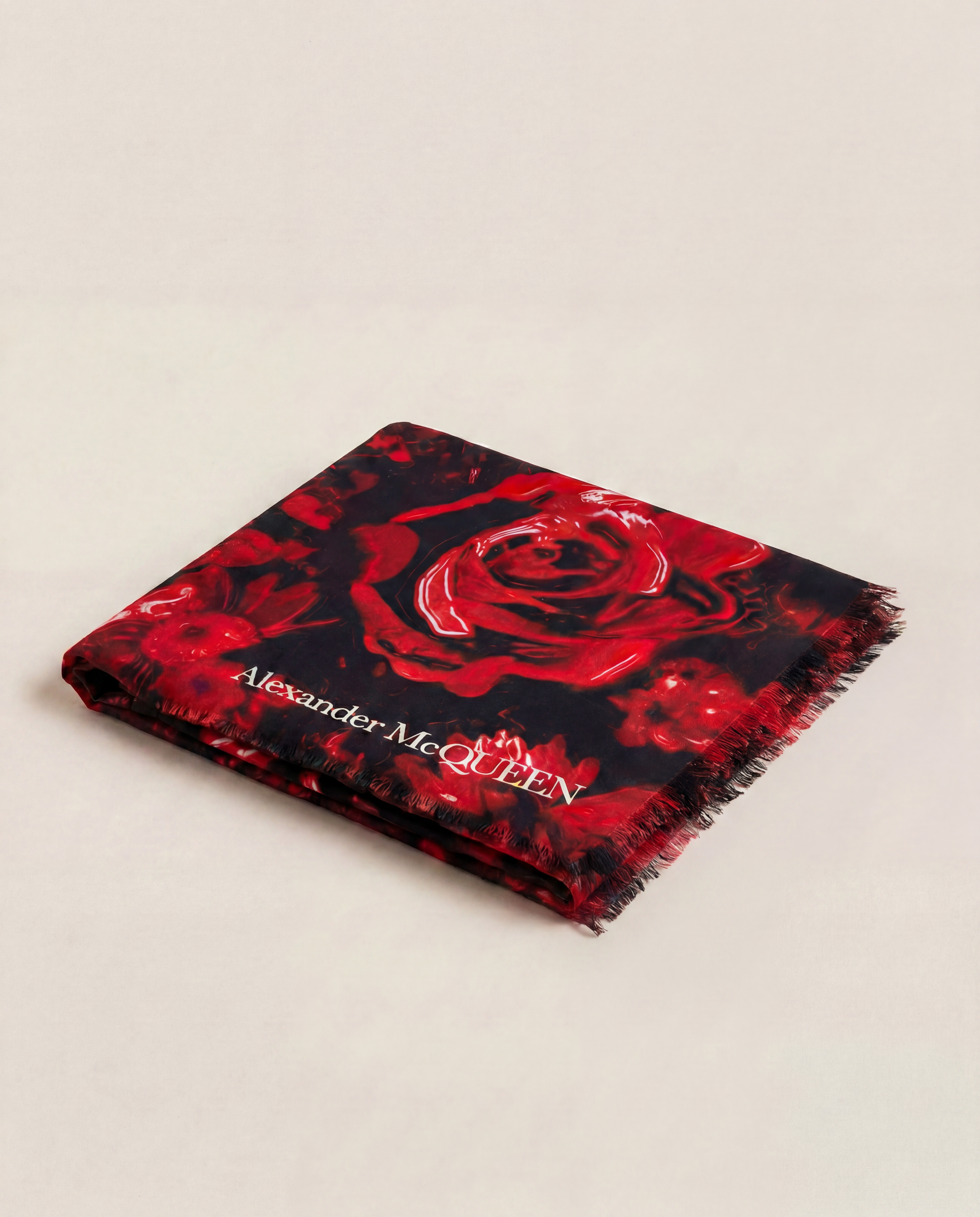 Écharpe Alexander McQueen imprimé rose rouge fond noir bords effilochés – 180×65 cm