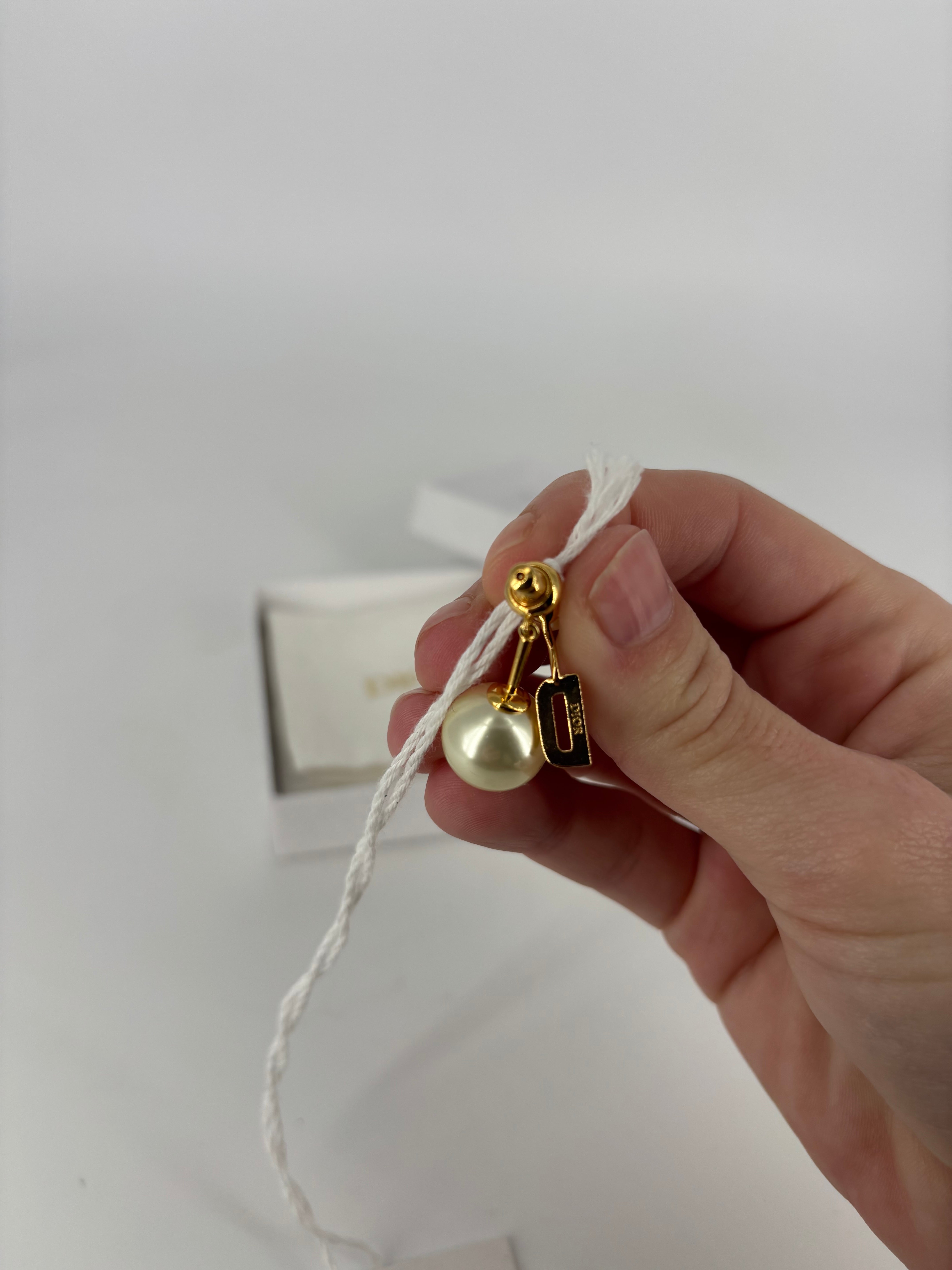 Dior – Mono Boucle My ABC Dior perles résine blanche-3