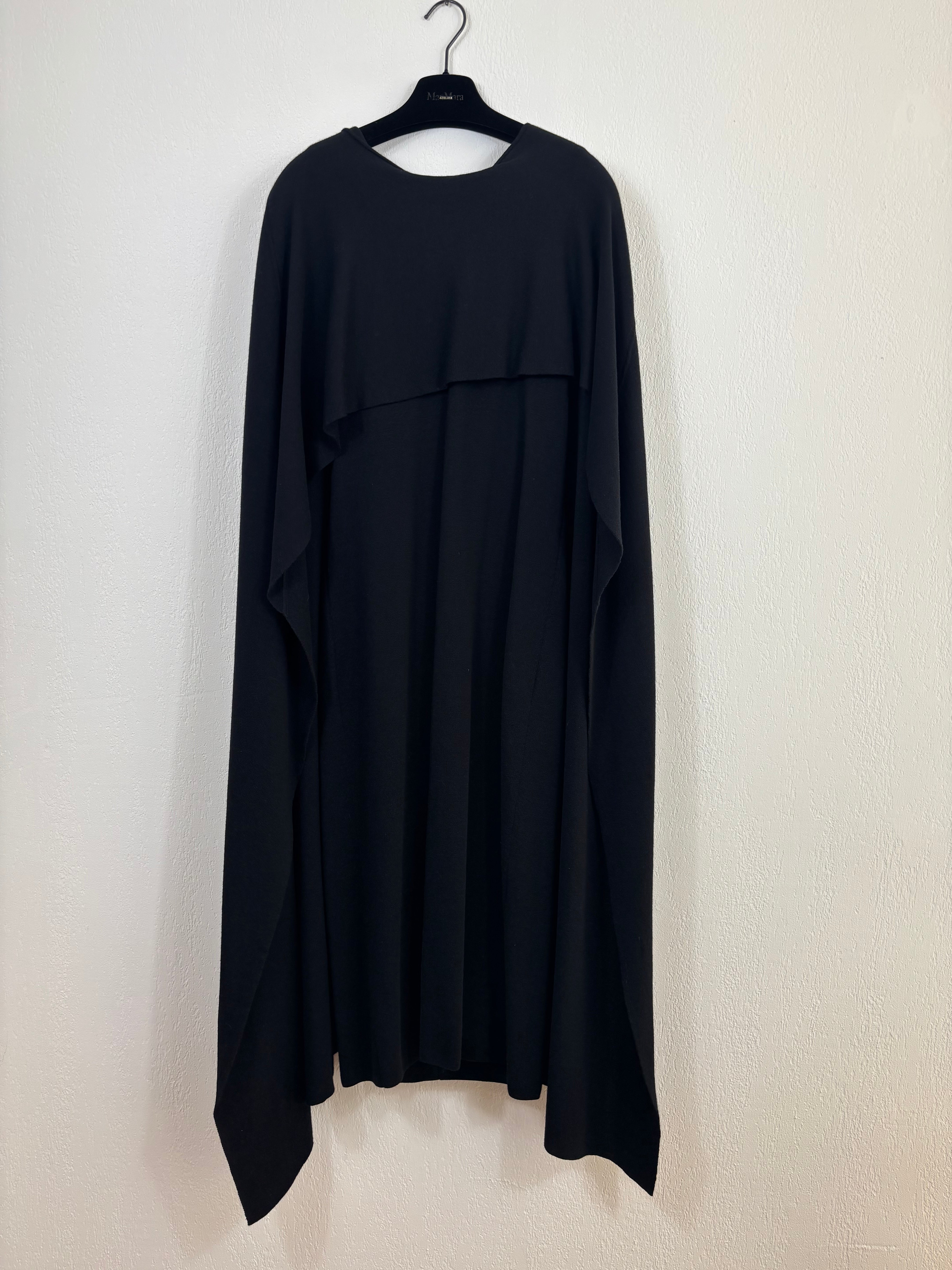 Robe Amal en laine mérinos à cape intégrée – Halston – Taille L-2