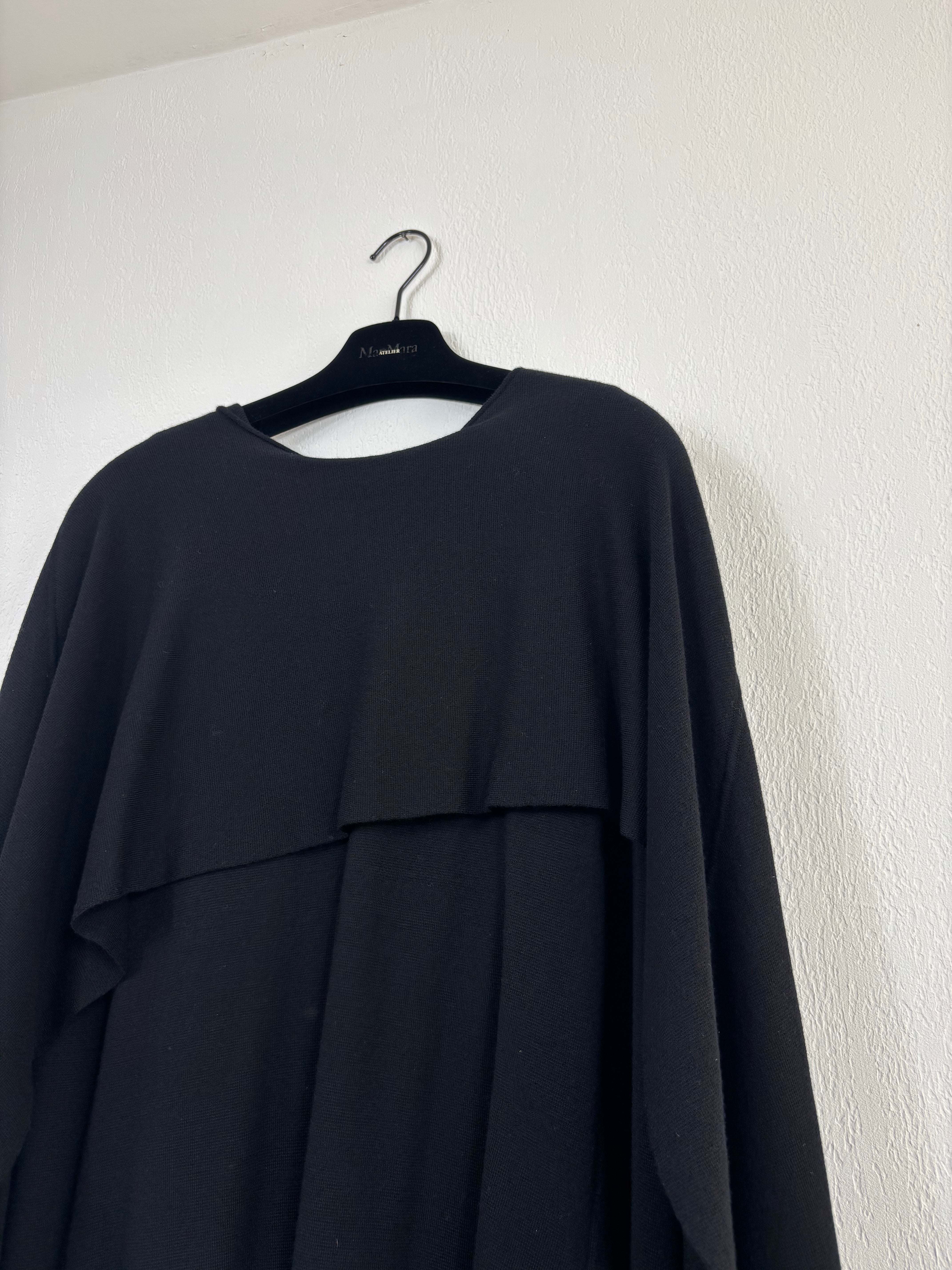Robe Amal en laine mérinos à cape intégrée – Halston – Taille L-4