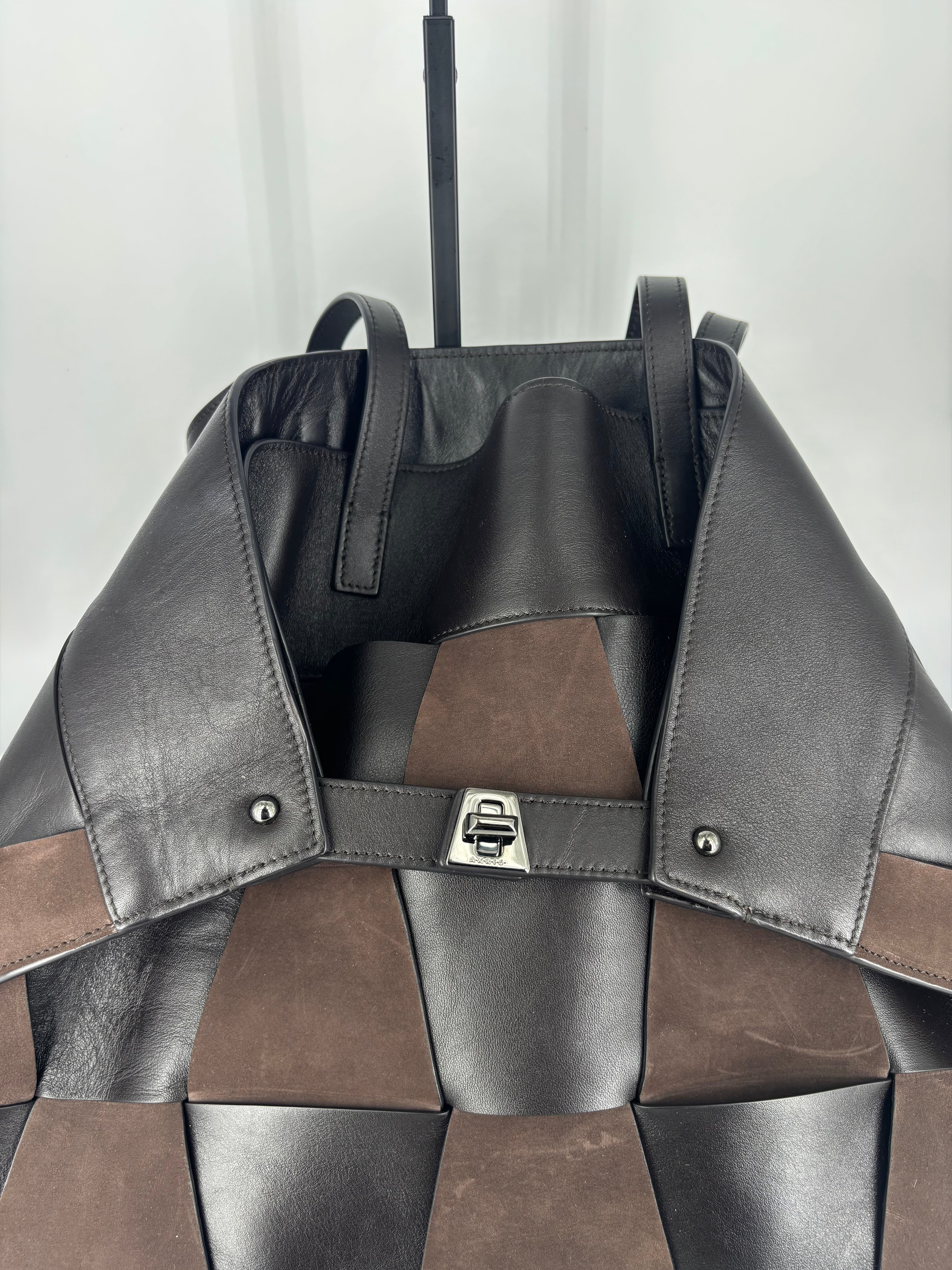 Sac Akris Ai Top Handle Tote tressé noir et brun-3