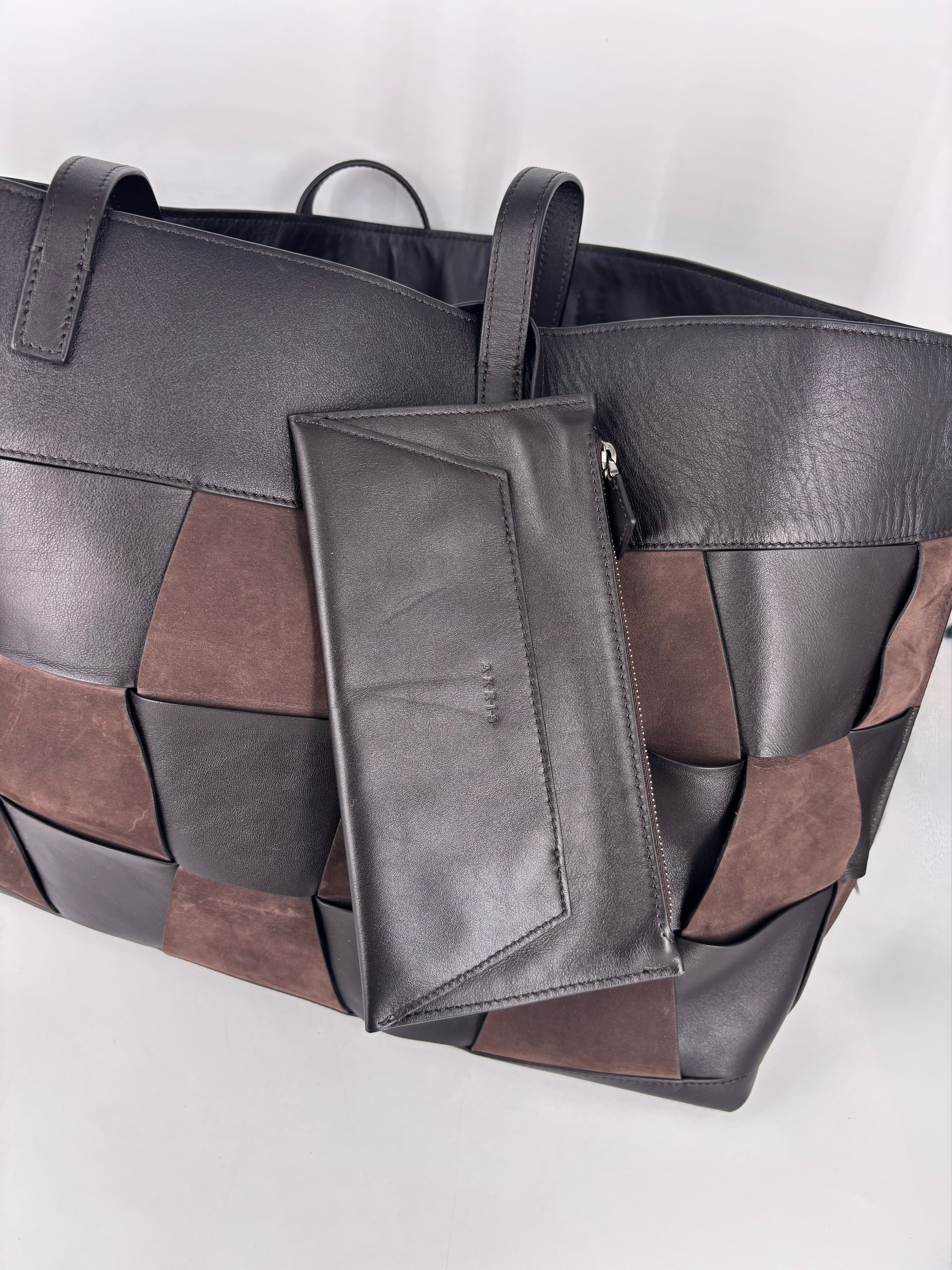 Sac Akris Ai Top Handle Tote tressé noir et brun-11