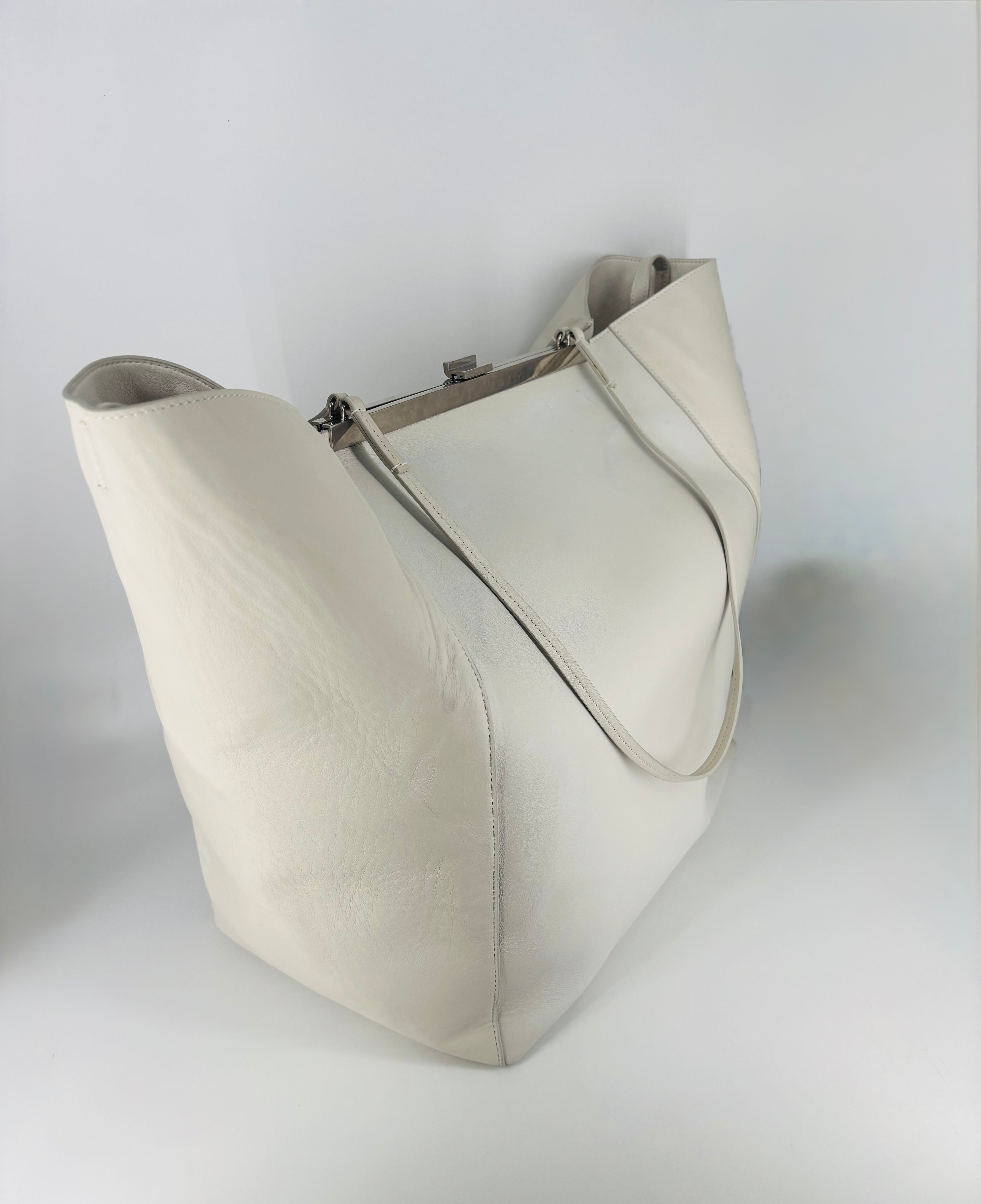 Sac Céline Clasp grand format cuir blanc cassé cadre métallique-7