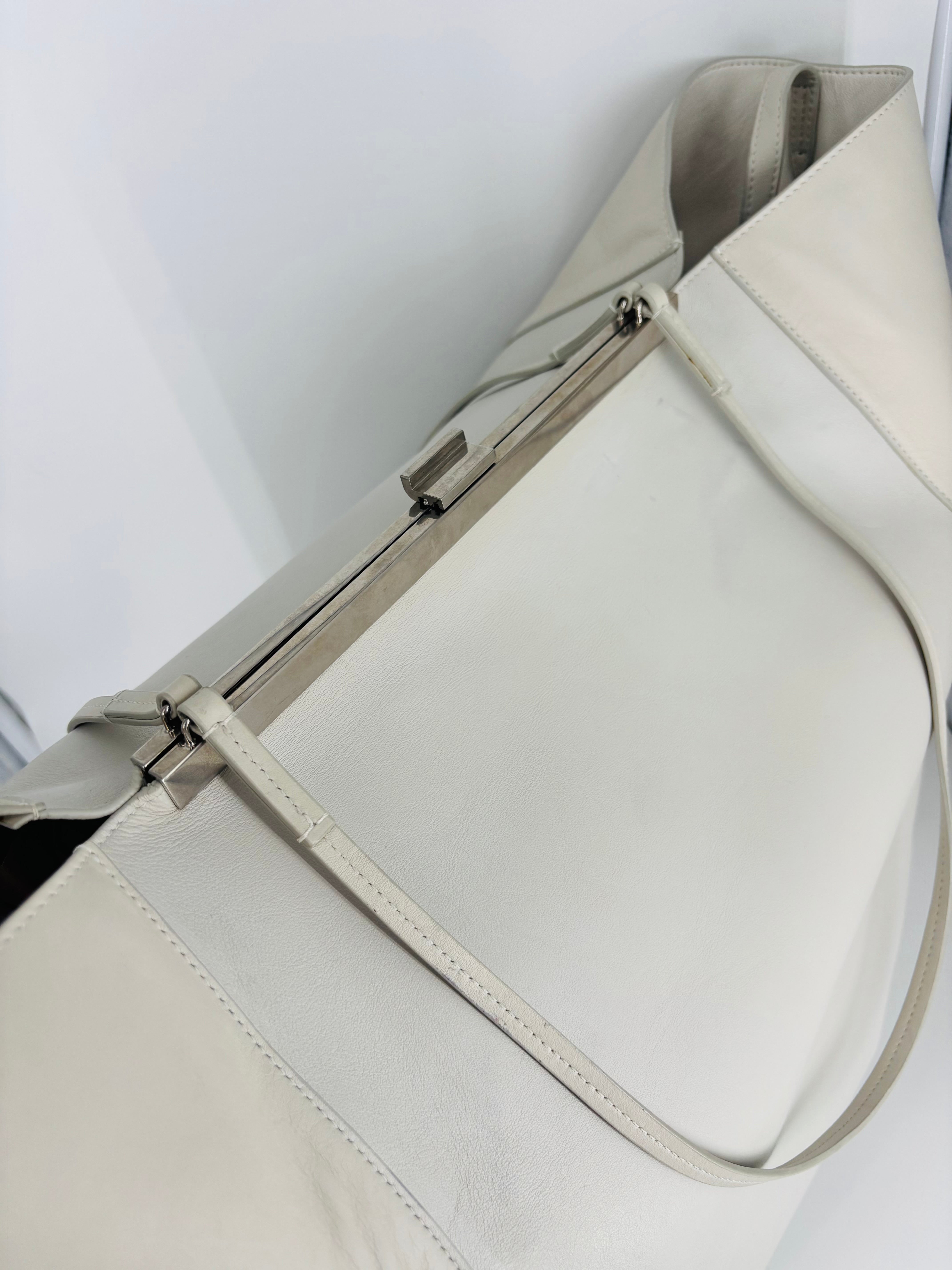 Sac Céline Clasp grand format cuir blanc cassé cadre métallique-8