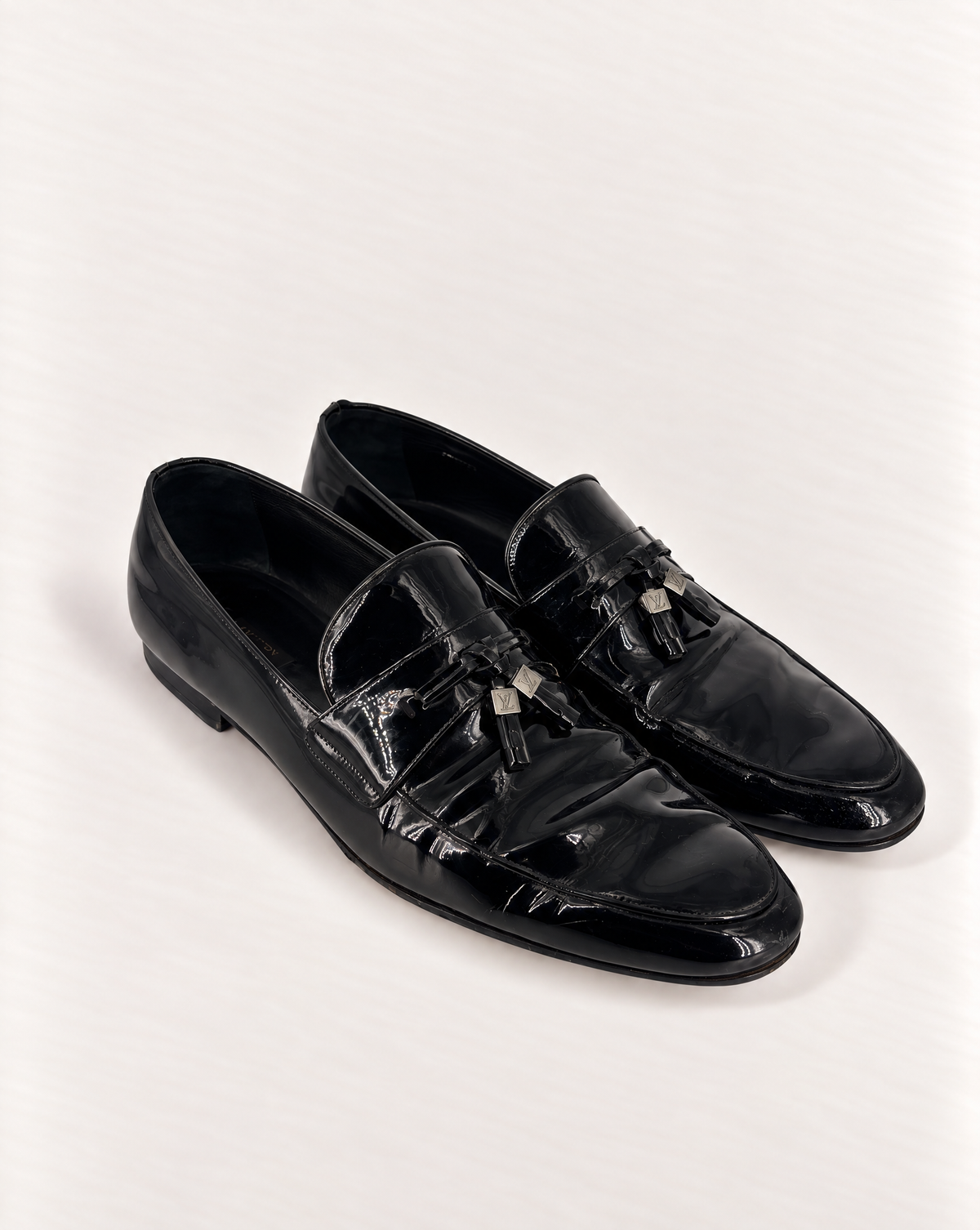 Mocassins Louis Vuitton cuir verni noir à pampilles LV – Pointure 43,5-1