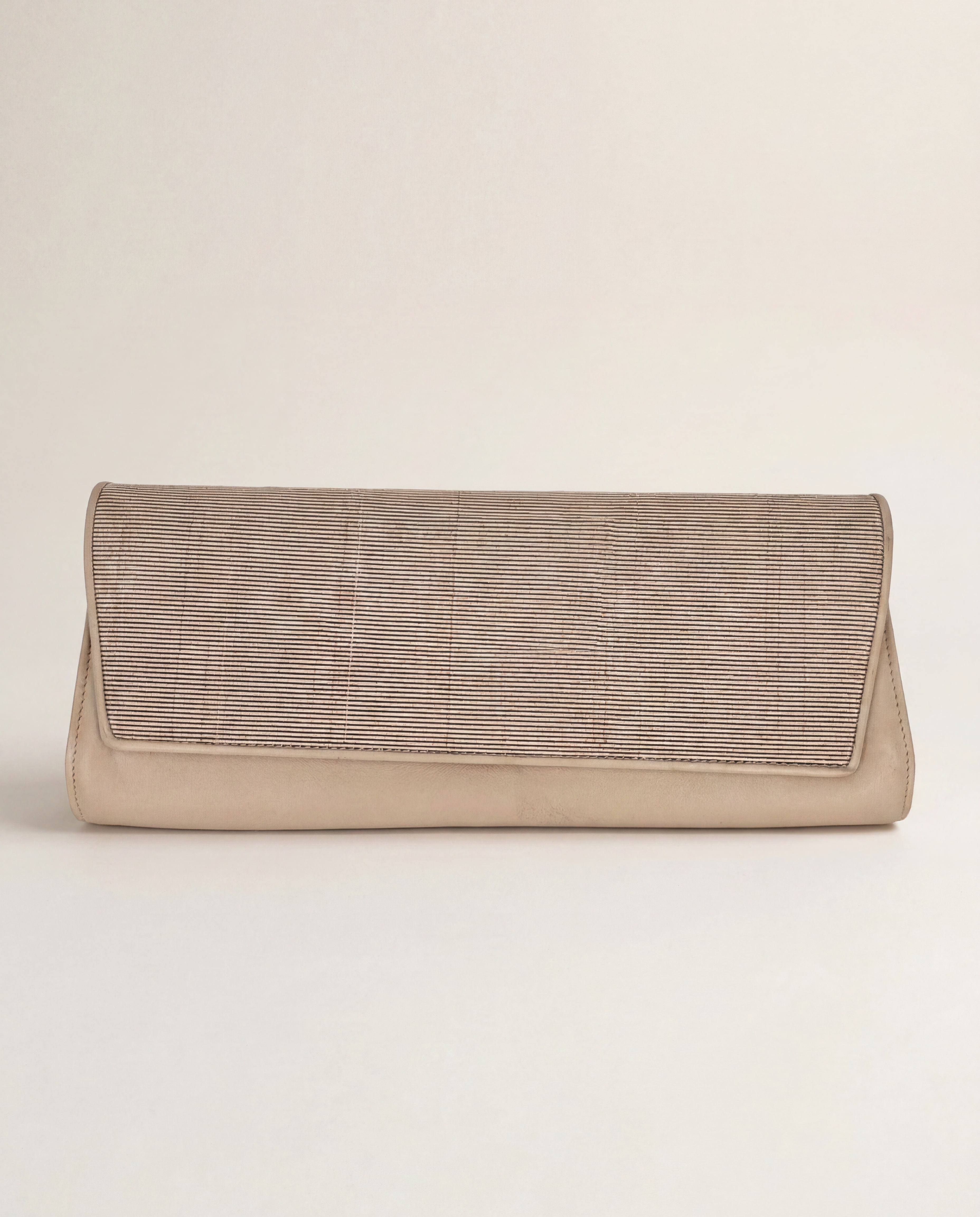 Pochette Akris cuir beige rabat stries métallisées texturées – 29 × 11 cm
