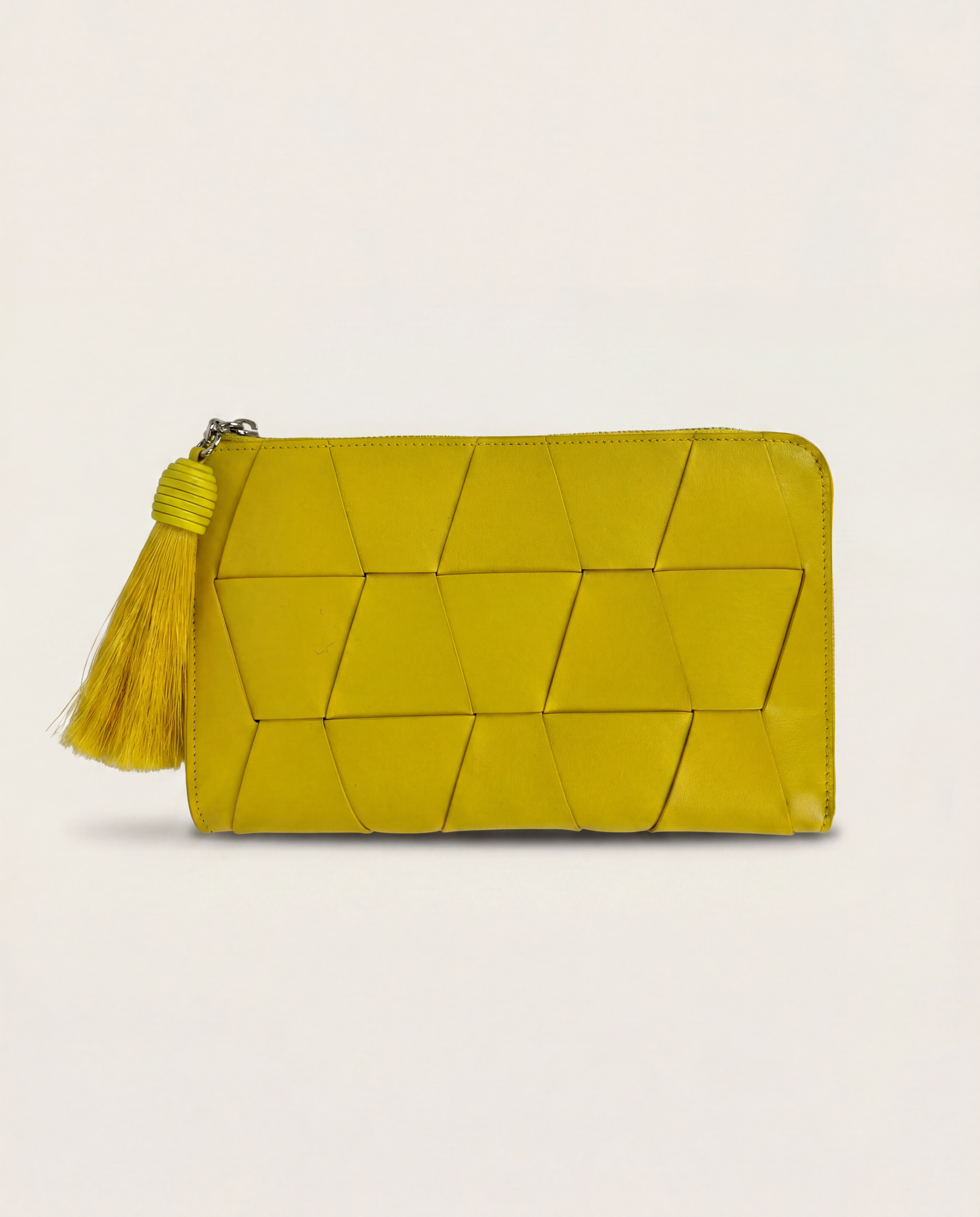 Pochette Akris cuir jaune tressé géométrique origami zip pompon – 25 × 15 cm
