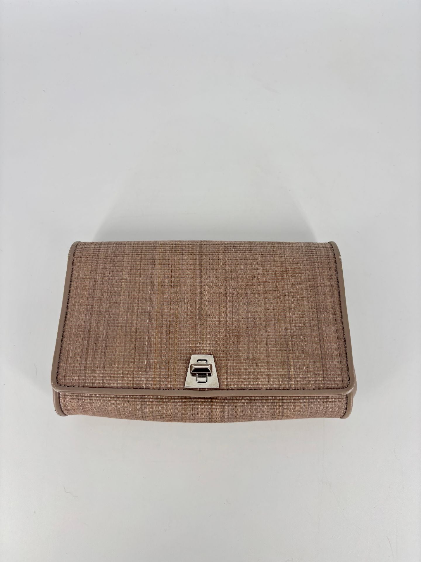 Pochette Akris cuir tressé taupe fermoir trapézoïdal argenté