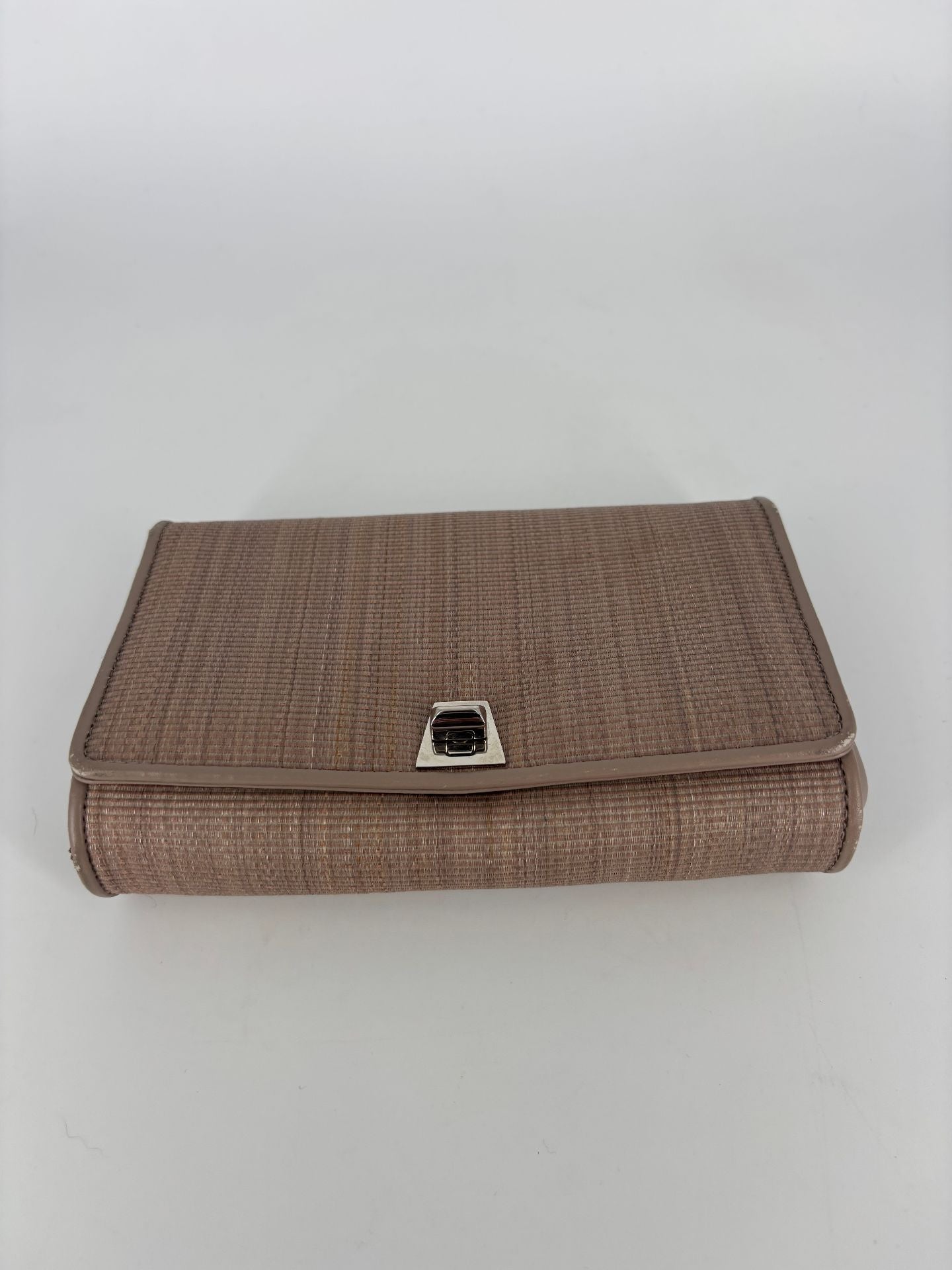 Pochette Akris cuir tressé taupe fermoir trapézoïdal argenté
