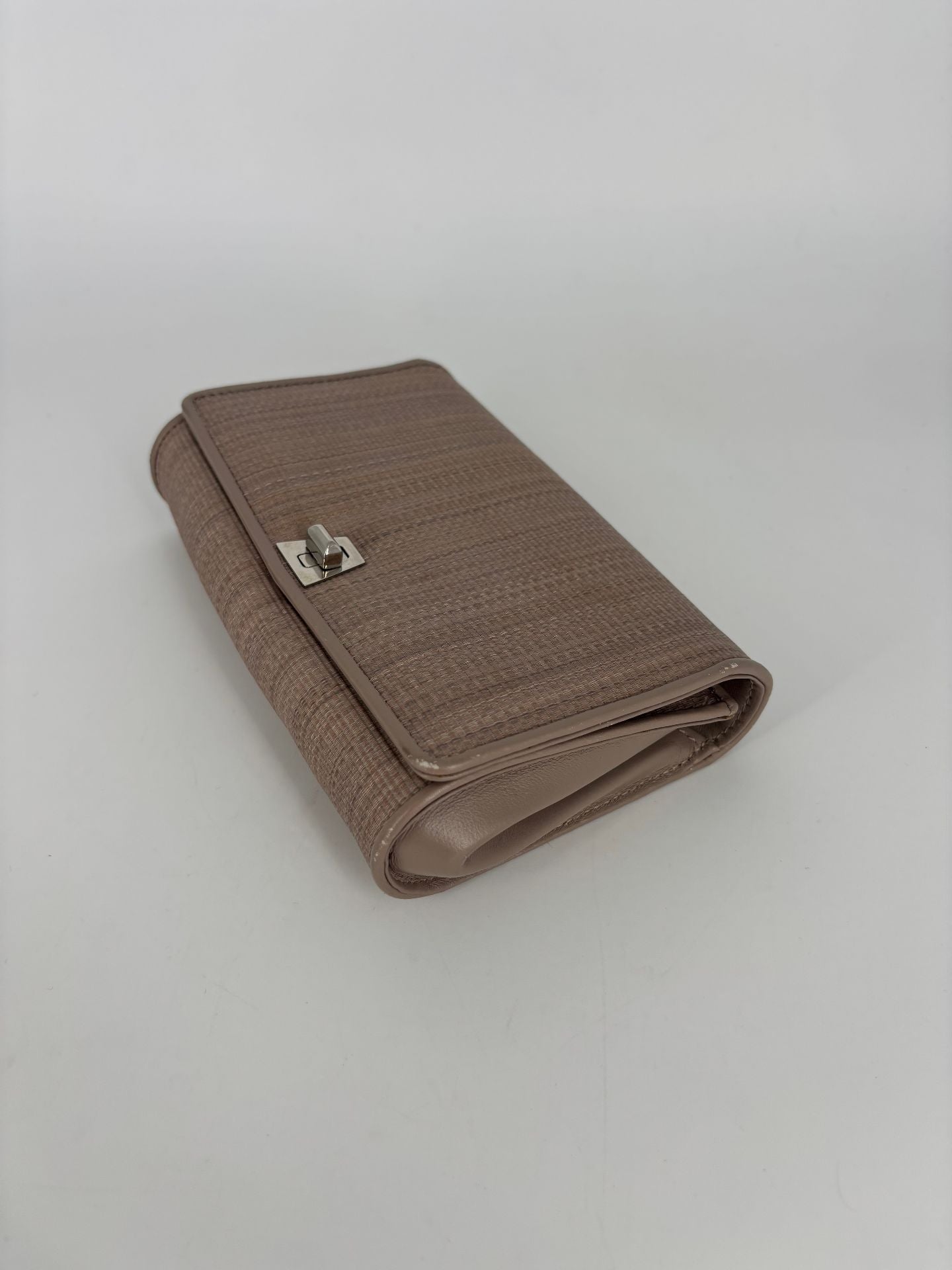 Pochette Akris cuir tressé taupe fermoir trapézoïdal argenté