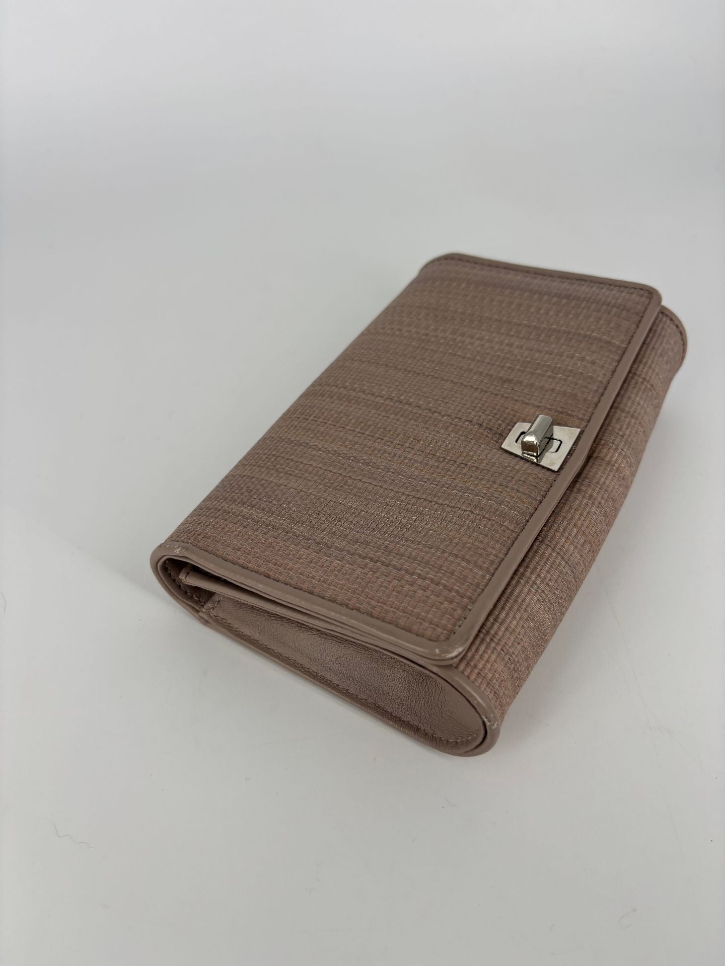 Pochette Akris cuir tressé taupe fermoir trapézoïdal argenté