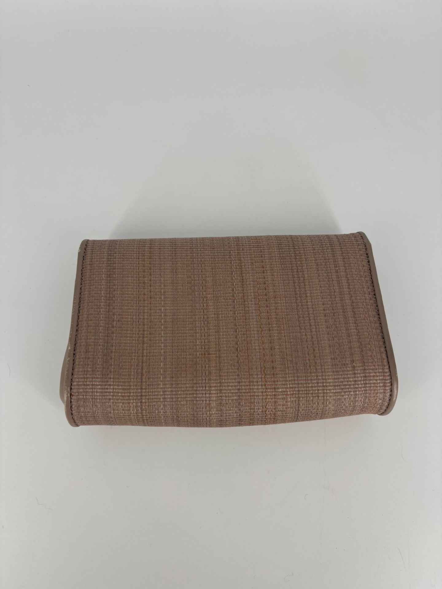 Pochette Akris cuir tressé taupe fermoir trapézoïdal argenté