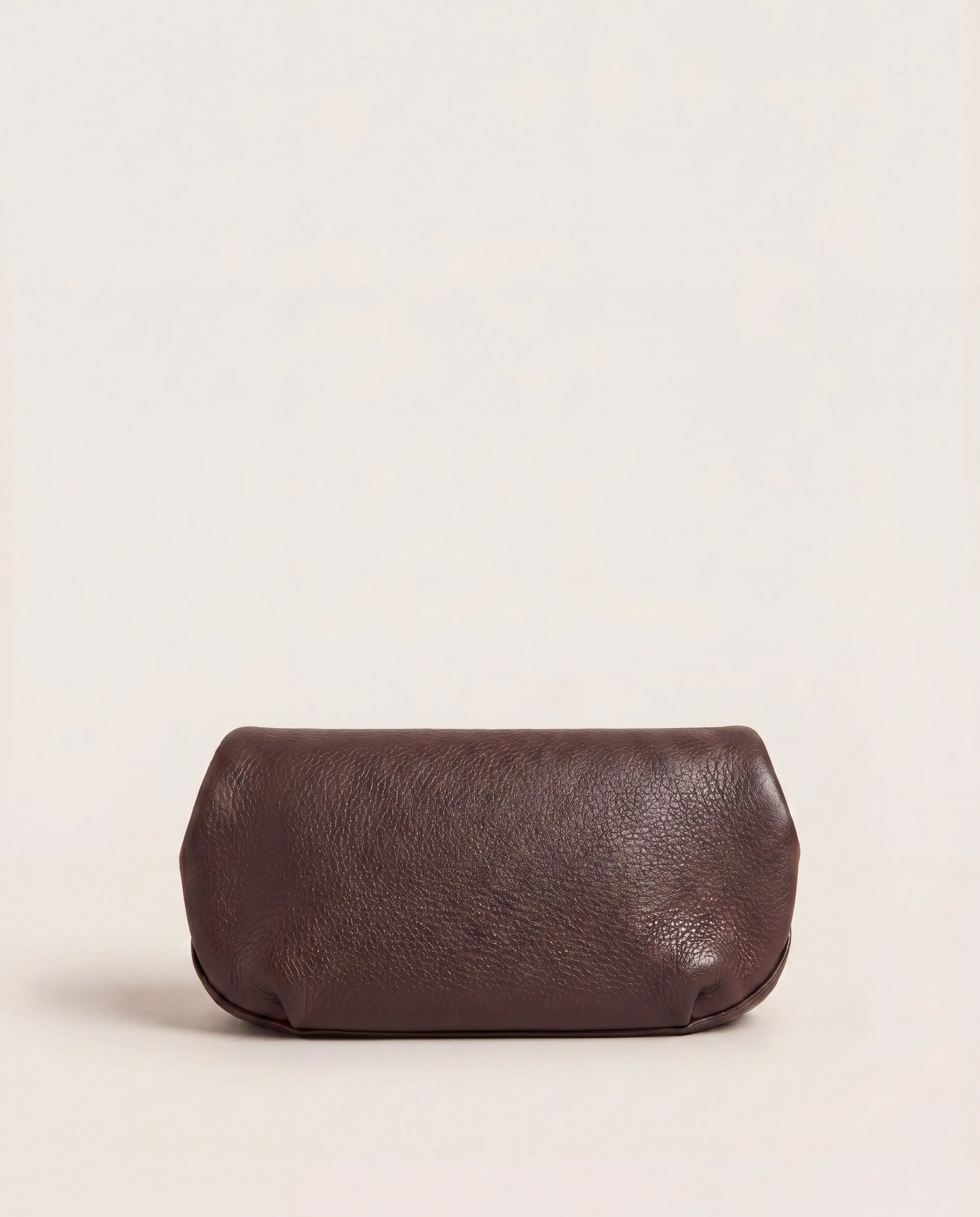 Pochette Akris en cuir grainé taupe – cuir de veau – 20 cm Akris