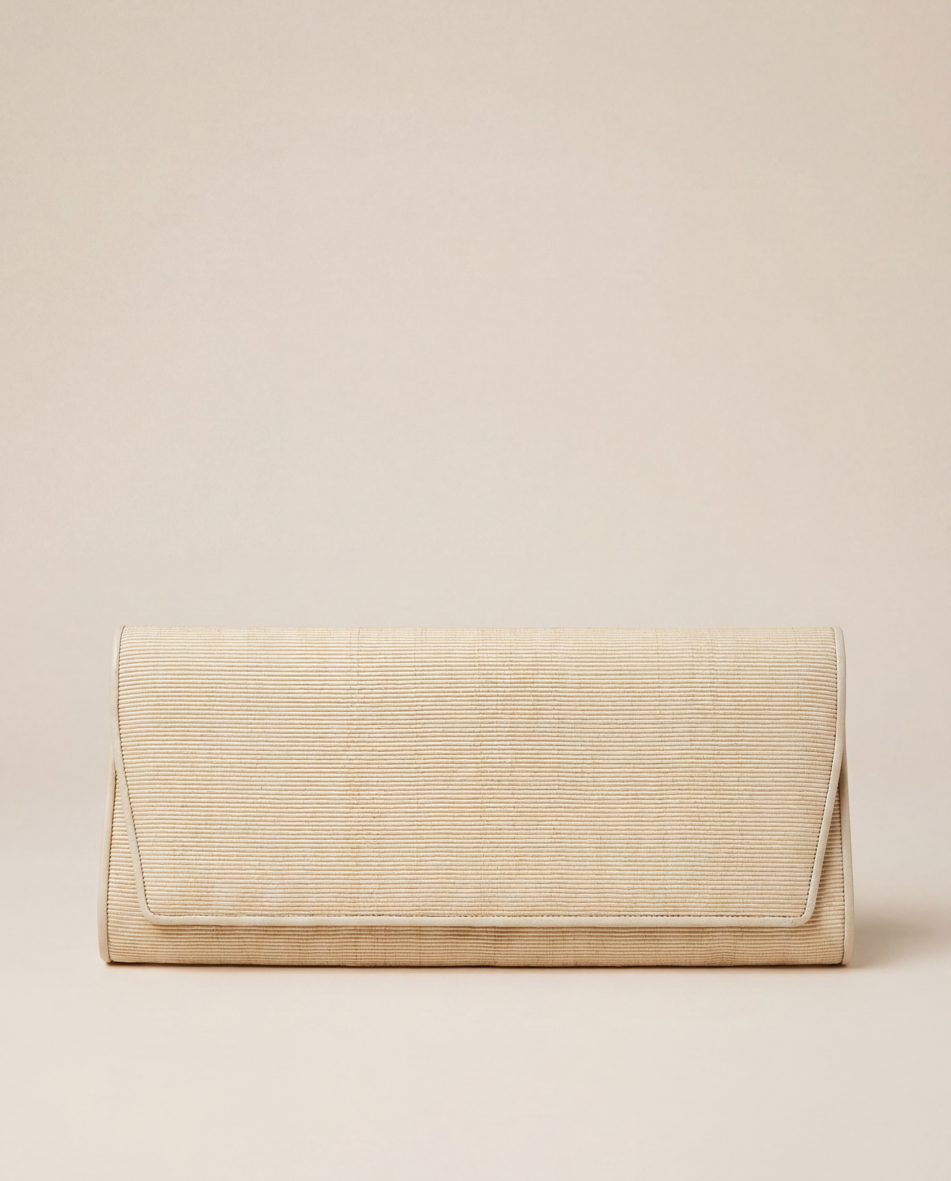 Pochette Akris tissu beige texturé stries intégral liseré contrastant – 29 × 11 cm
