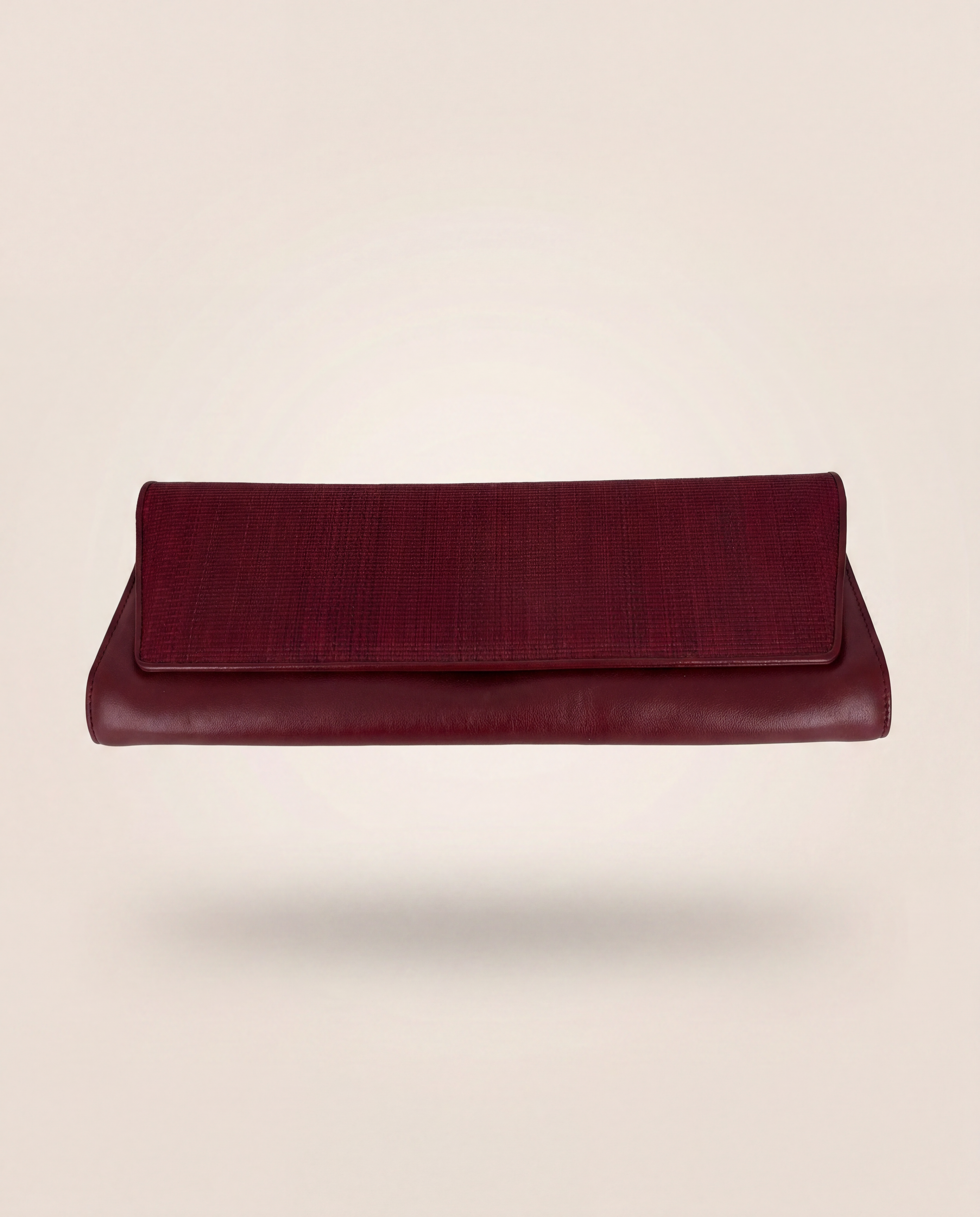 Pochette Akris tissu bordeau texturé stries rabat liseré contrastant – 29 × 11 cm
