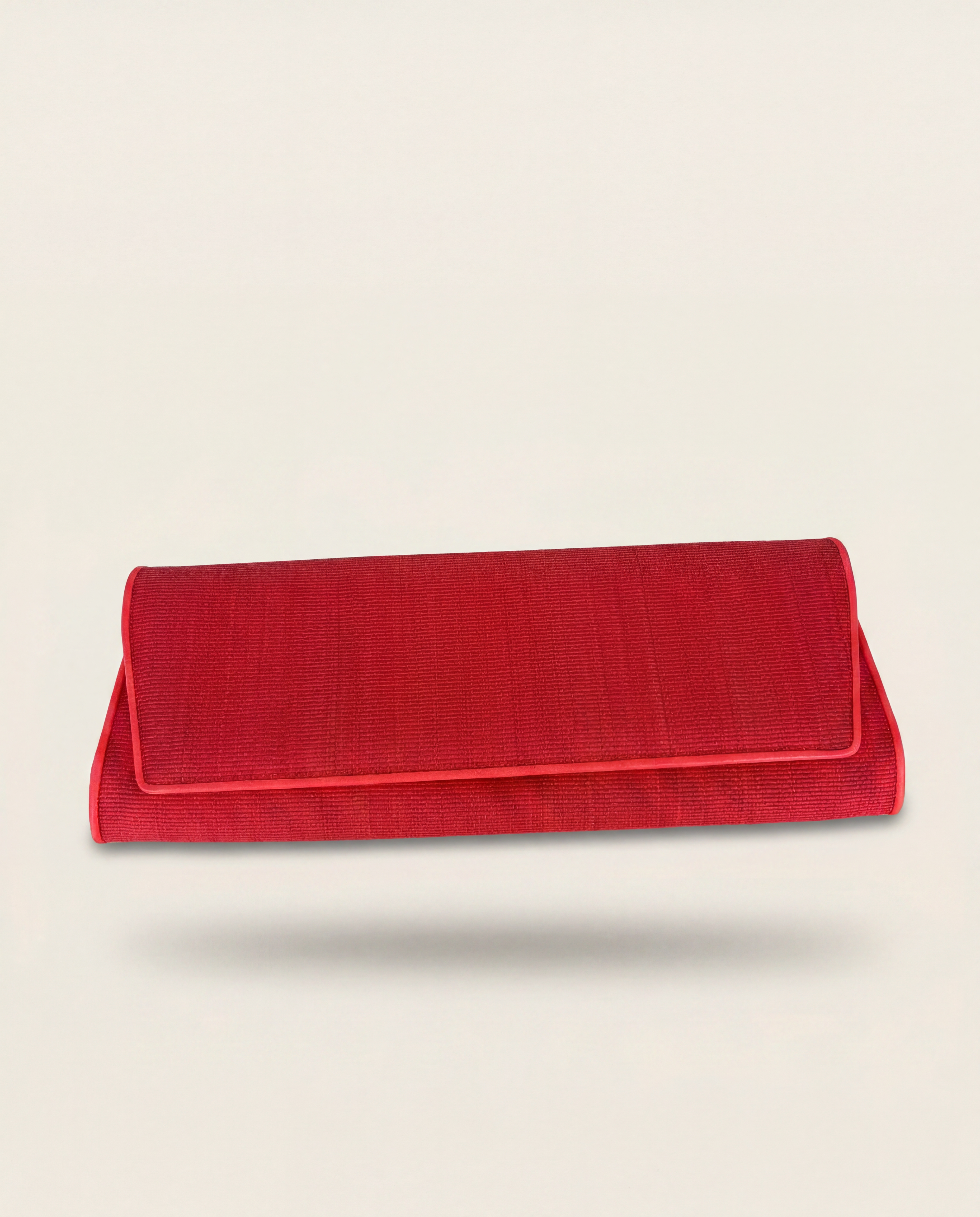 Pochette Akris tissu rouge texturé stries rabat liseré contrastant – 29 × 11 cm
