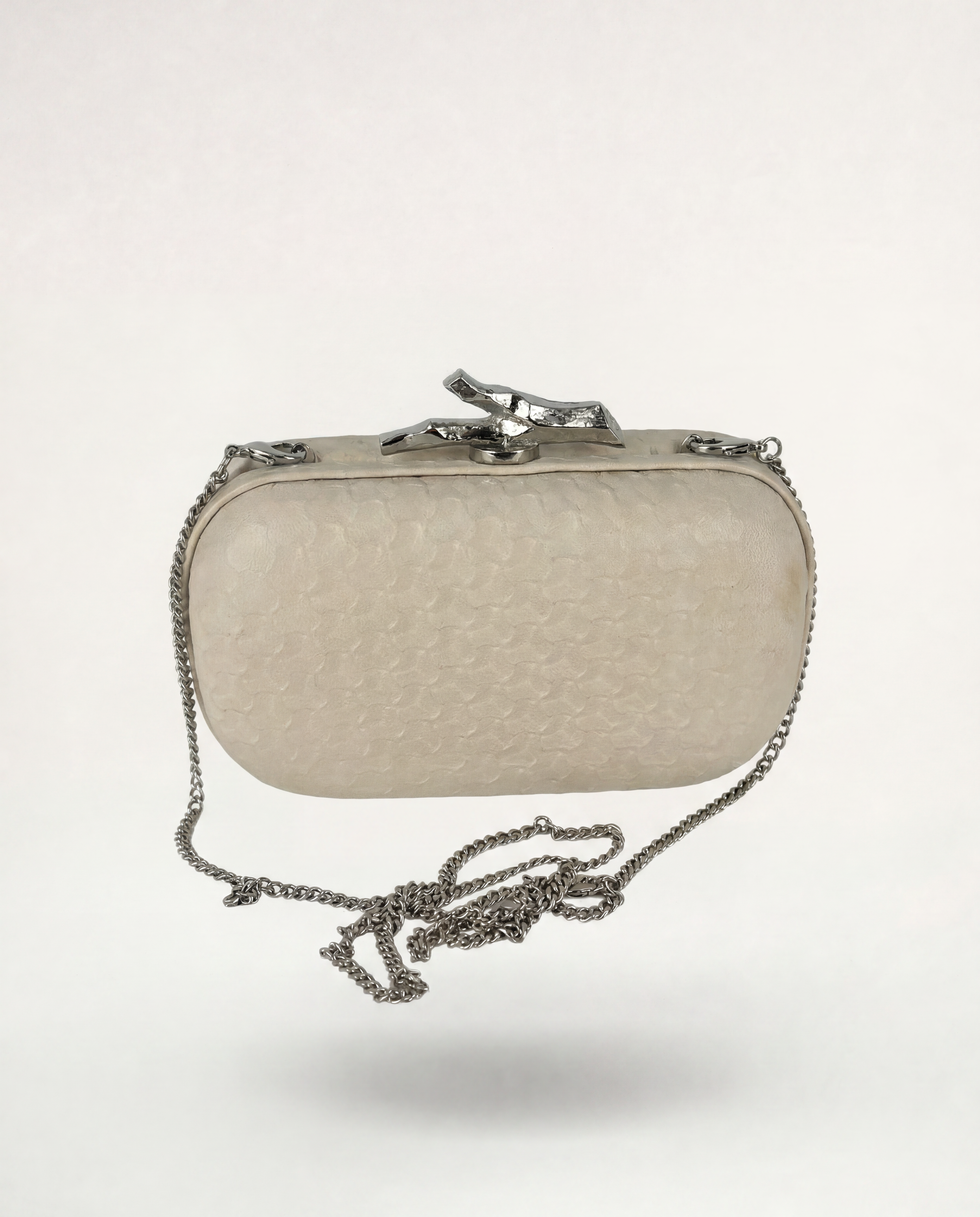 Pochette Diane von Furstenberg cuir écailles beige fermoir argenté chaîne – 15 × 9 cm
