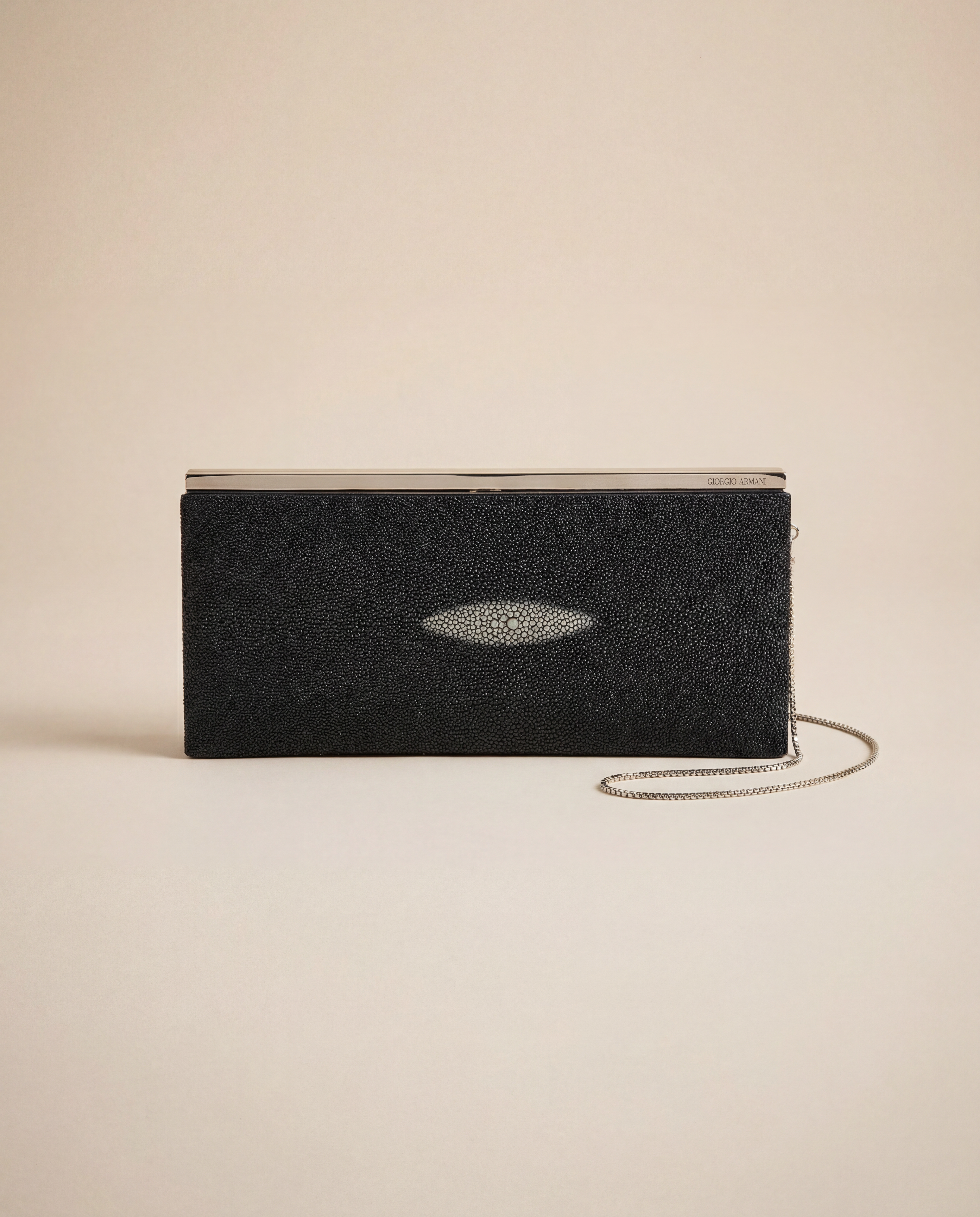 Pochette Giorgio Armani galuchat véritable noir motif naturel – 31 × 14 cm

