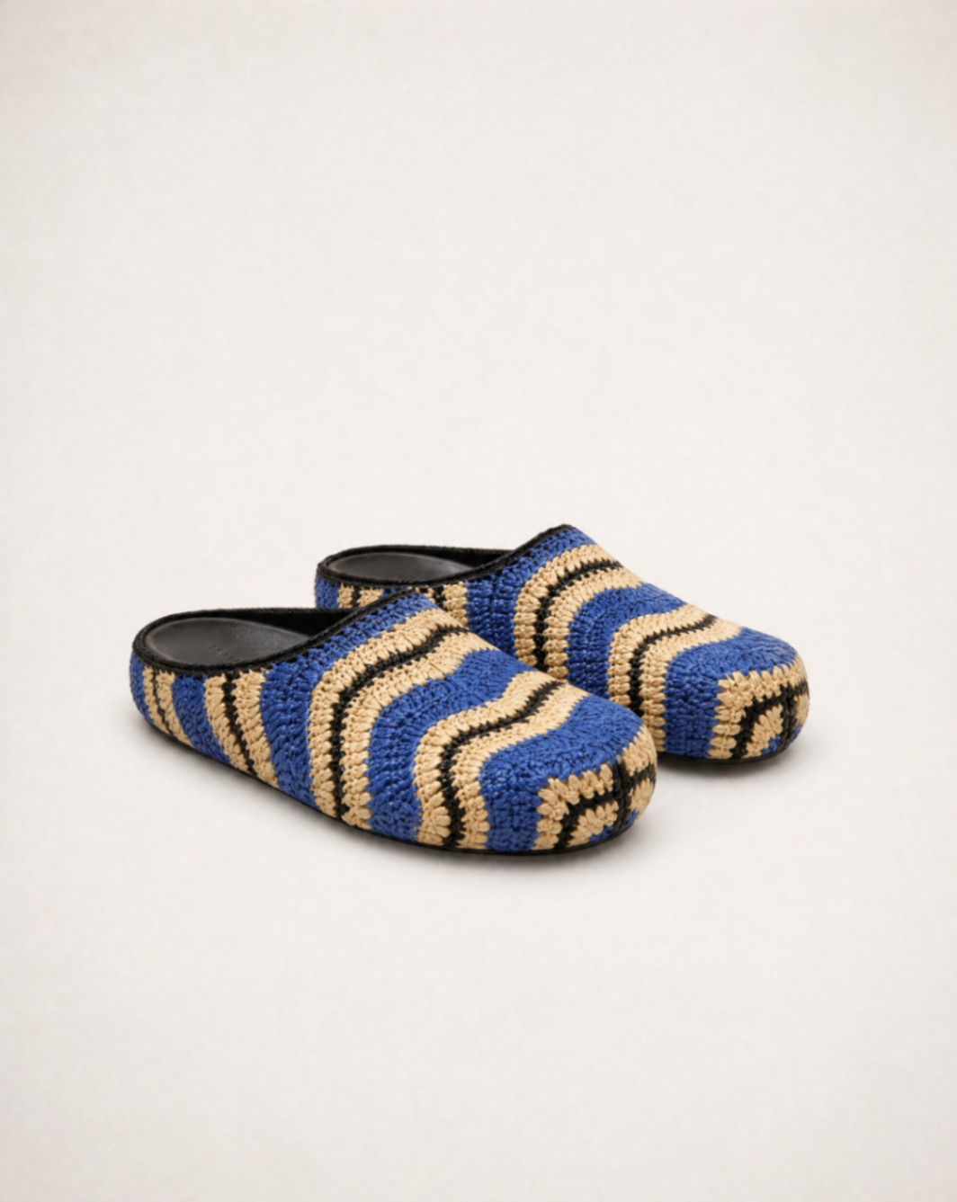 Marni × No Vacancy Inn – Sabots Fussbett raphia multicolore – P.41