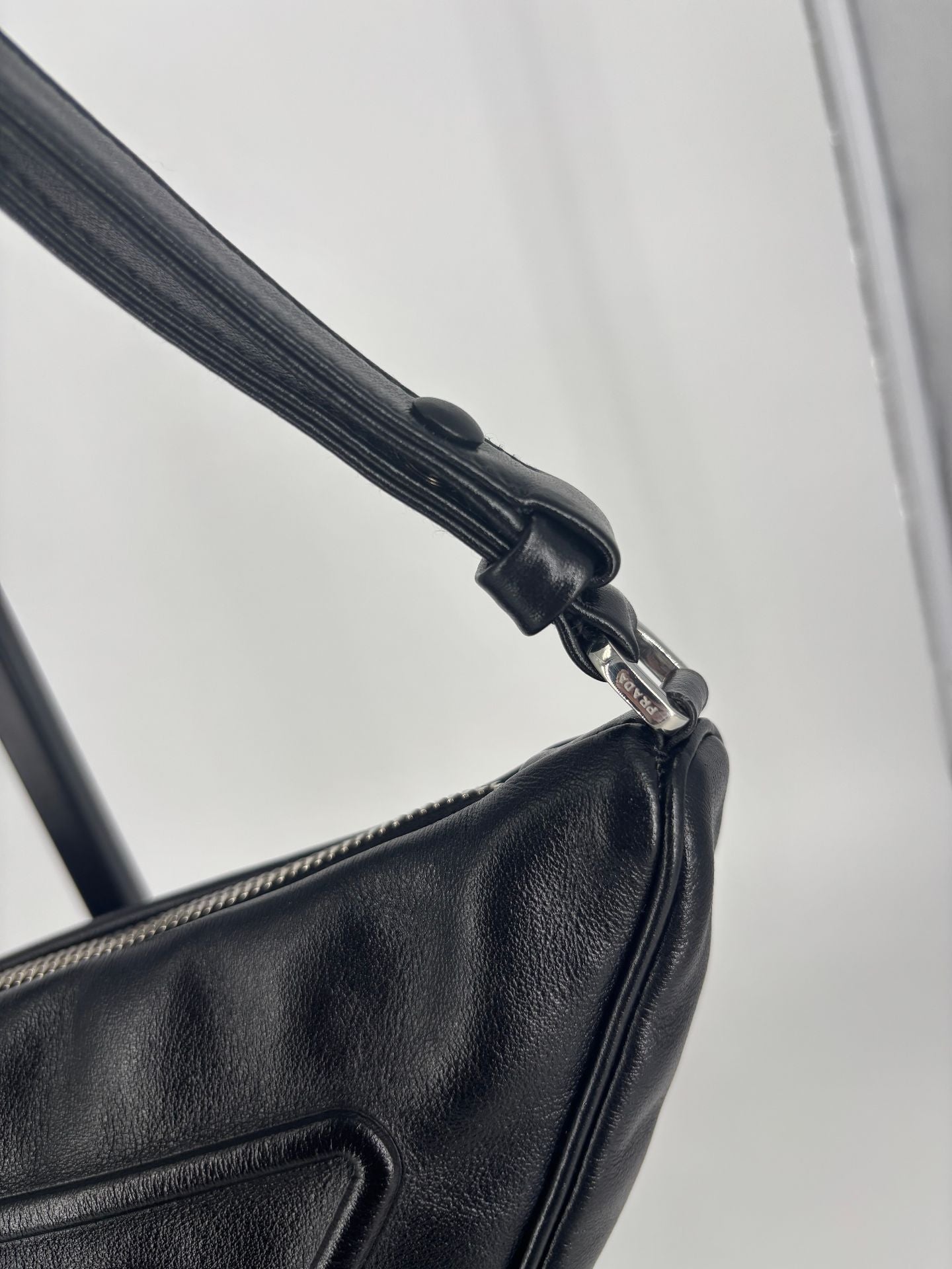 Prada – Sac triangle cuir lisse noir avec logo-6