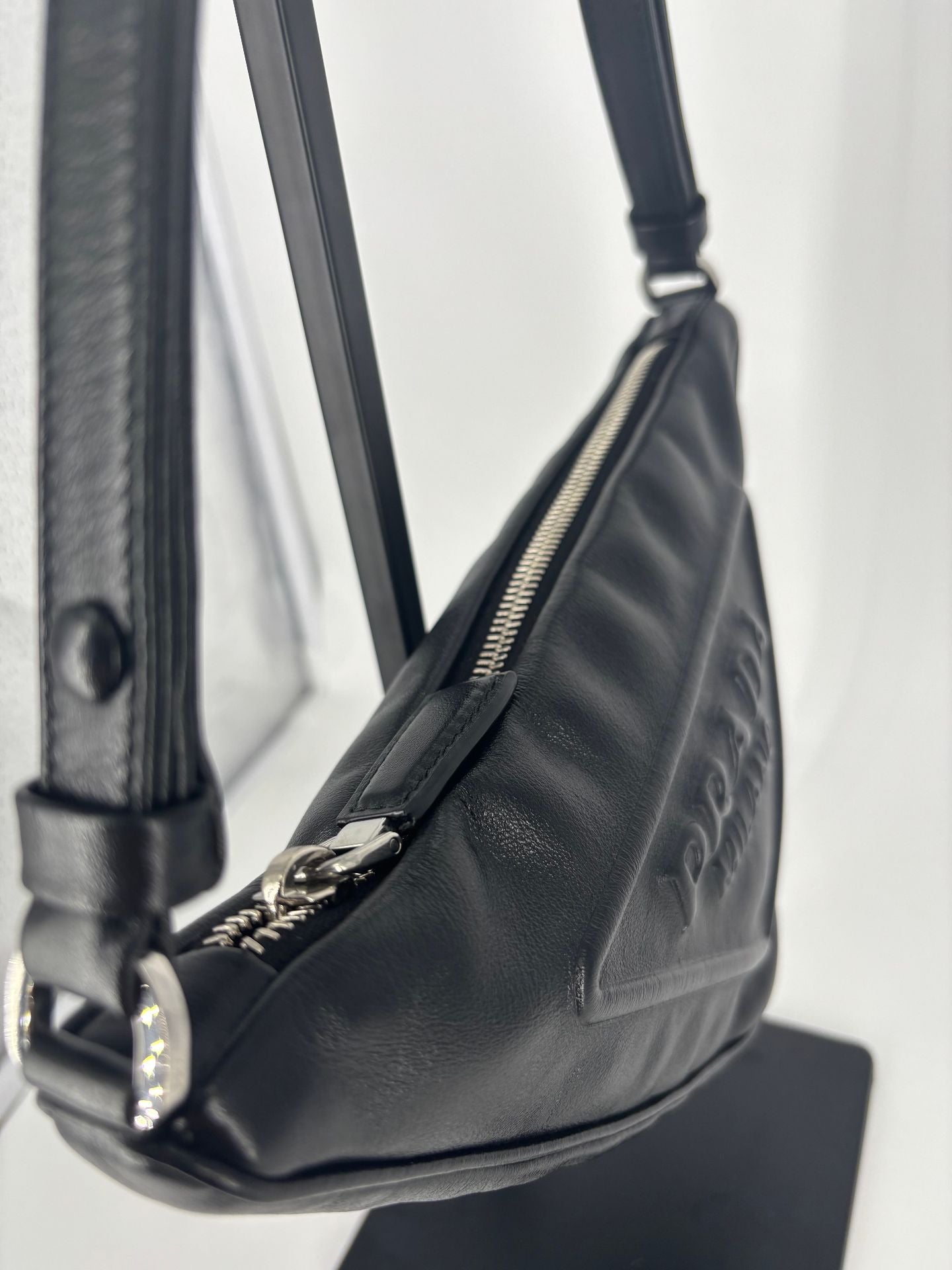 Prada – Sac triangle cuir lisse noir avec logo-9