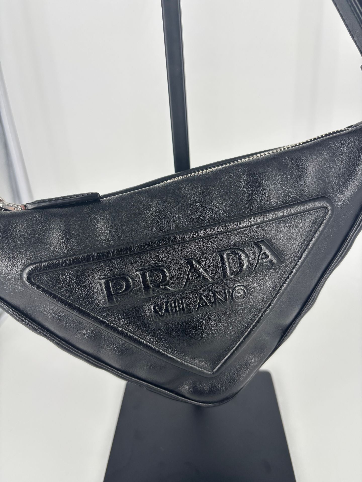 Prada – Sac triangle cuir lisse noir avec logo-3