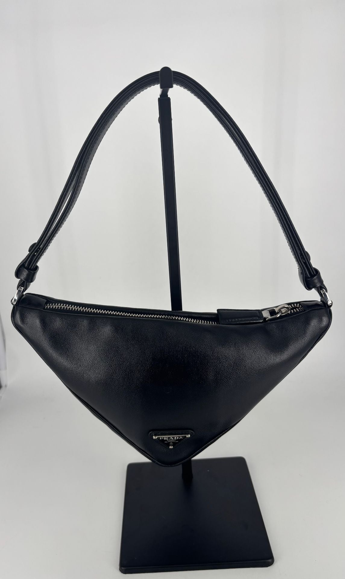 Prada – Sac triangle cuir lisse noir avec logo-10