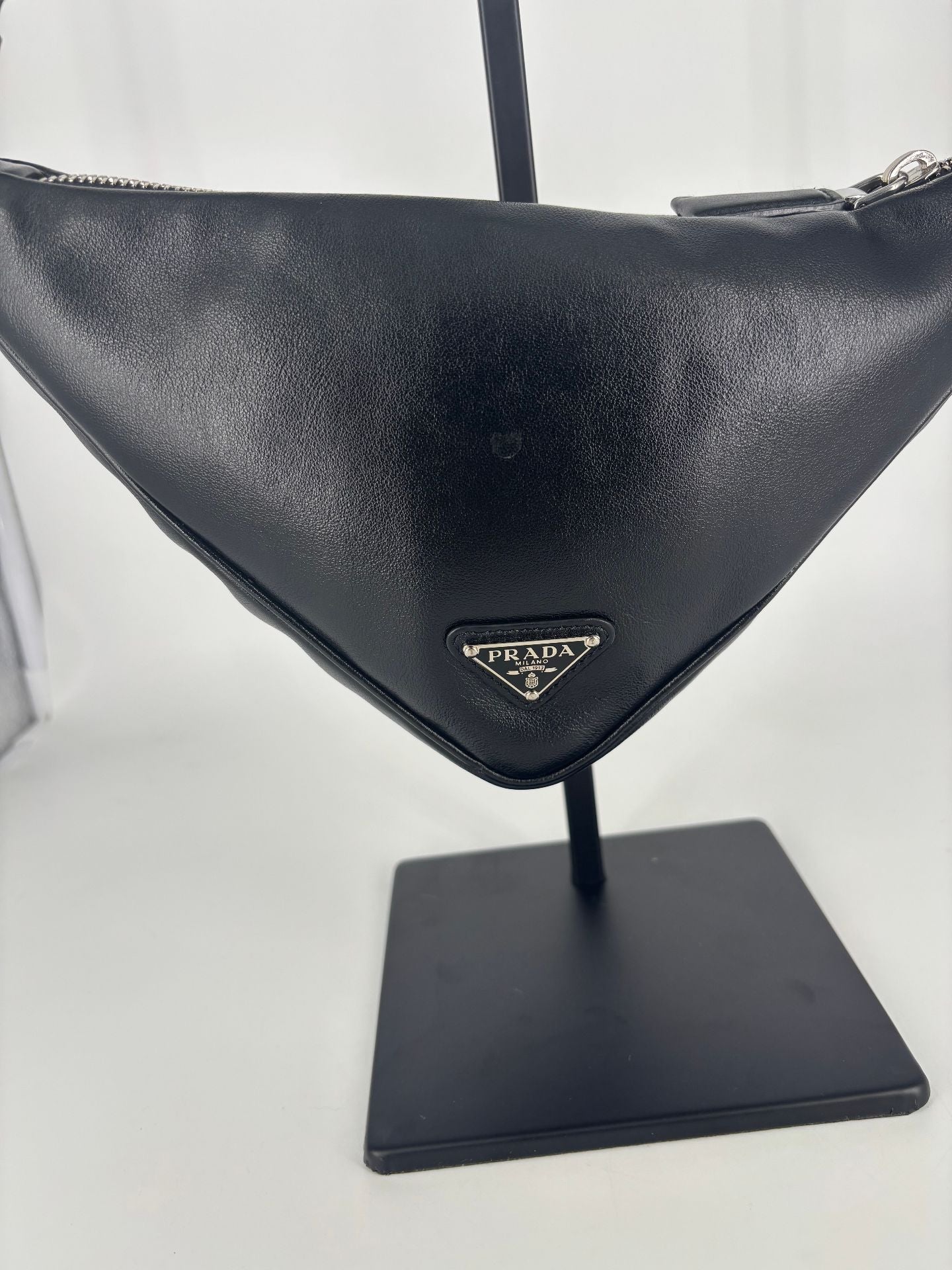 Prada – Sac triangle cuir lisse noir avec logo-11