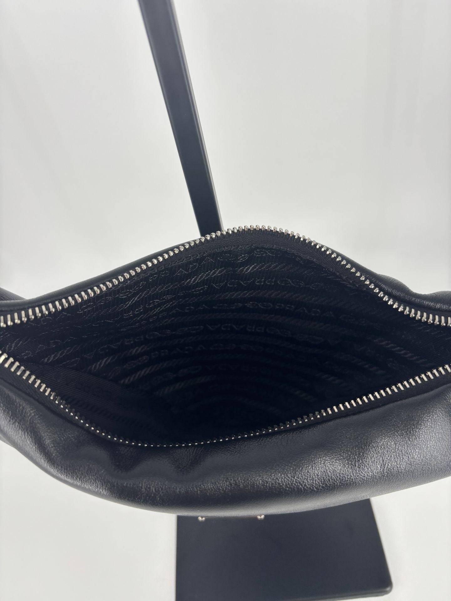 Prada – Sac triangle cuir lisse noir avec logo-12