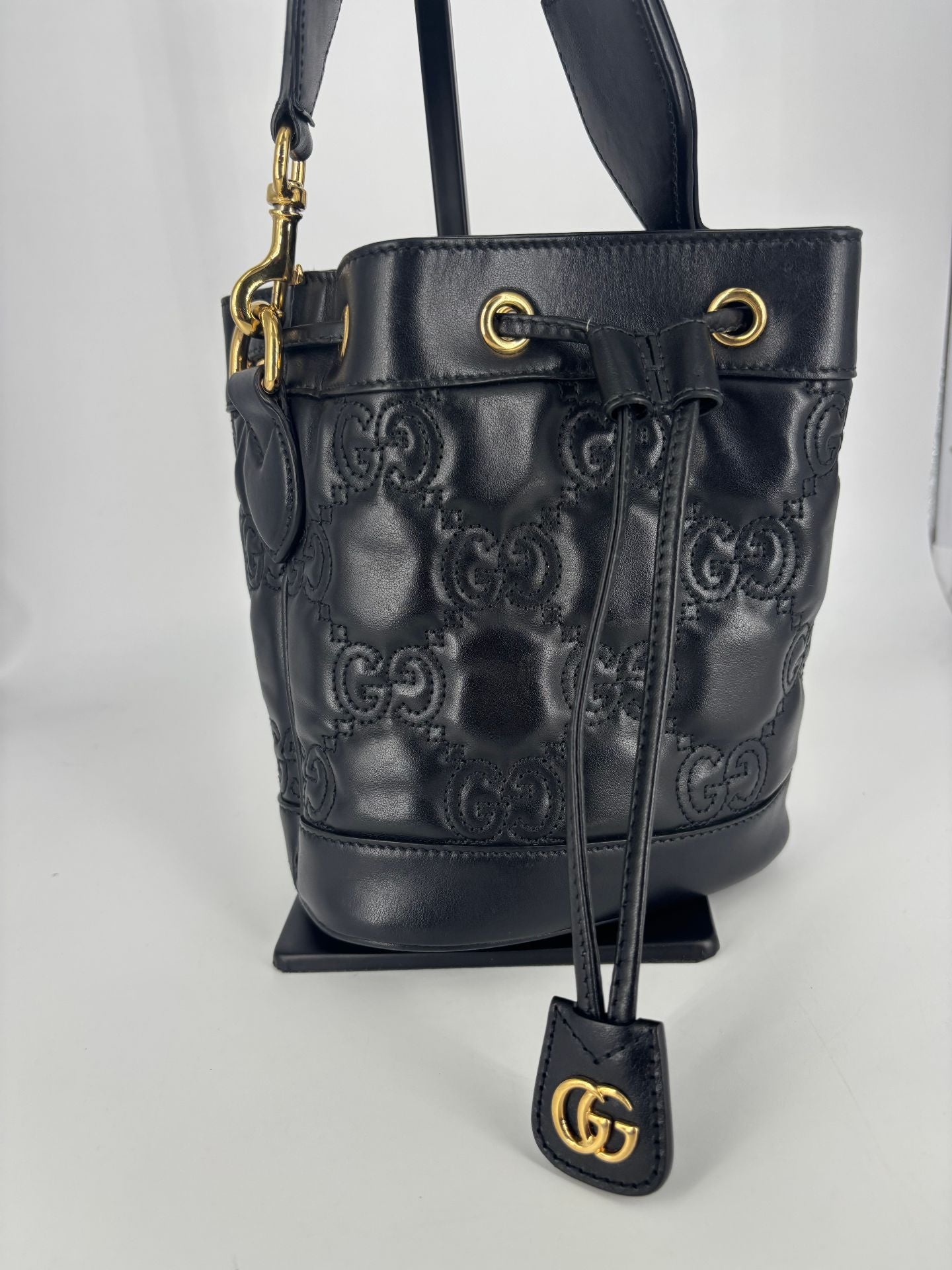 Sac seau GG matelassé cuir noir – Gucci – Bandoulière bicolore-2
