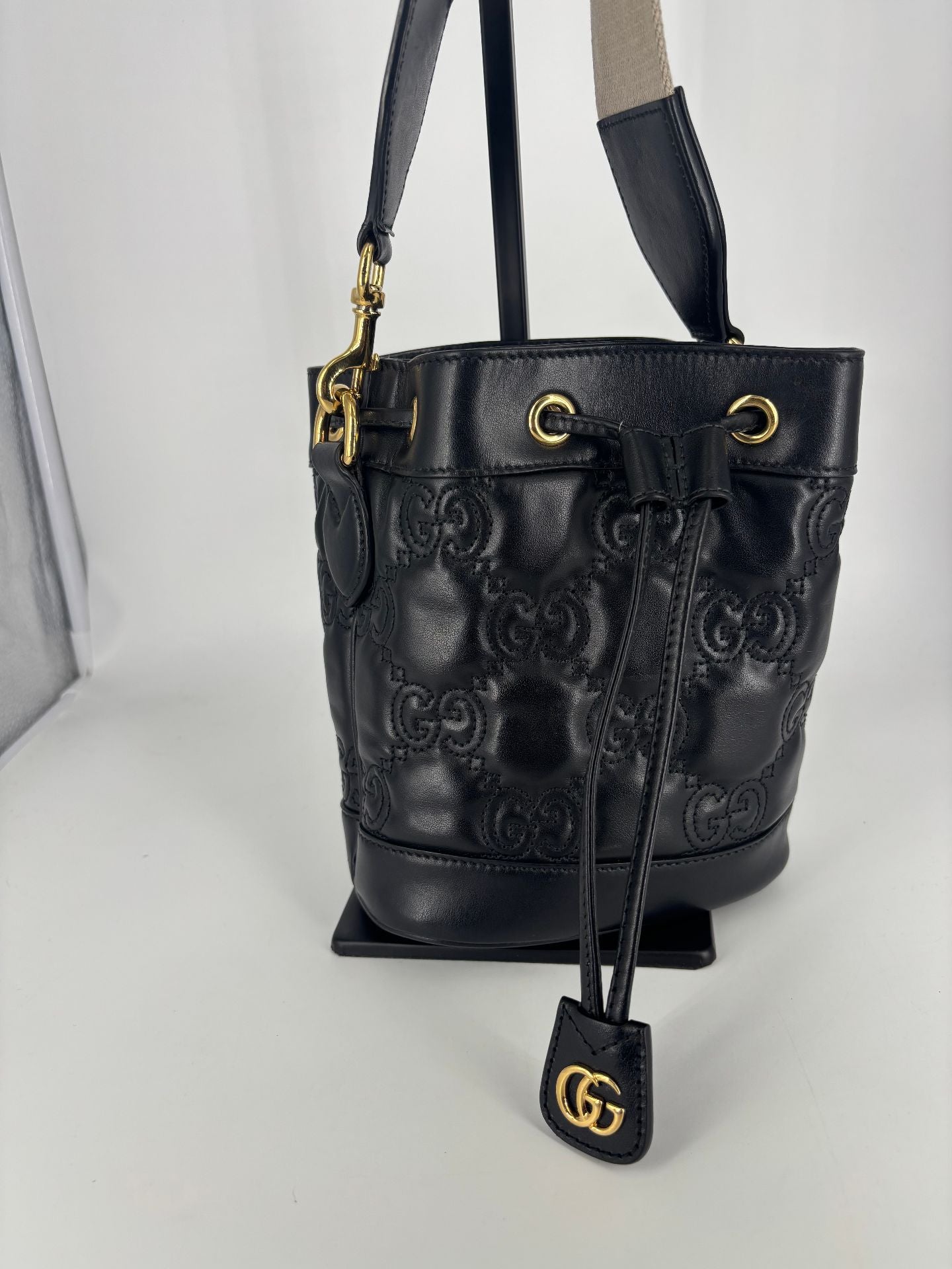 Sac seau GG matelassé cuir noir – Gucci – Bandoulière bicolore-3