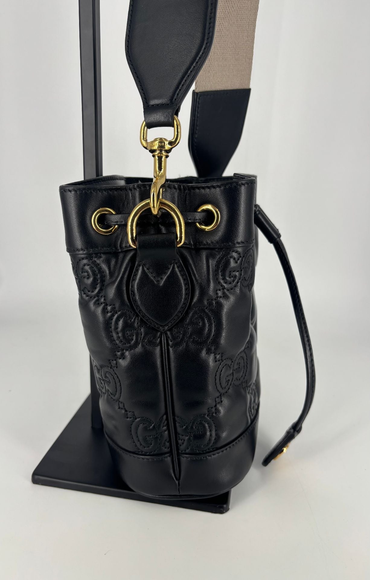Sac seau GG matelassé cuir noir – Gucci – Bandoulière bicolore-4