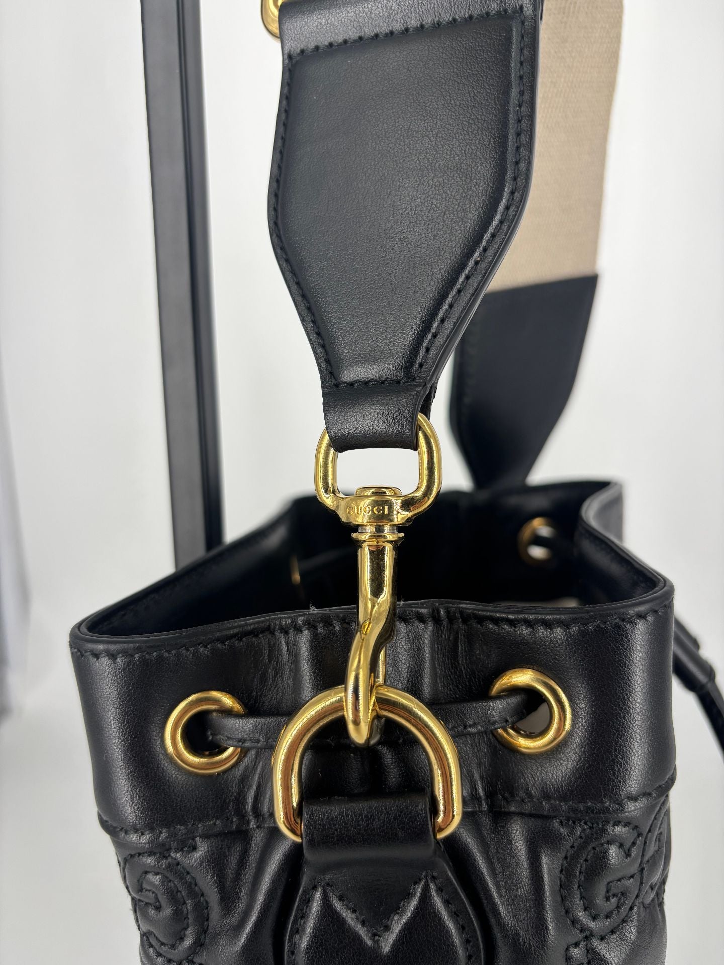 Sac seau GG matelassé cuir noir – Gucci – Bandoulière bicolore-6