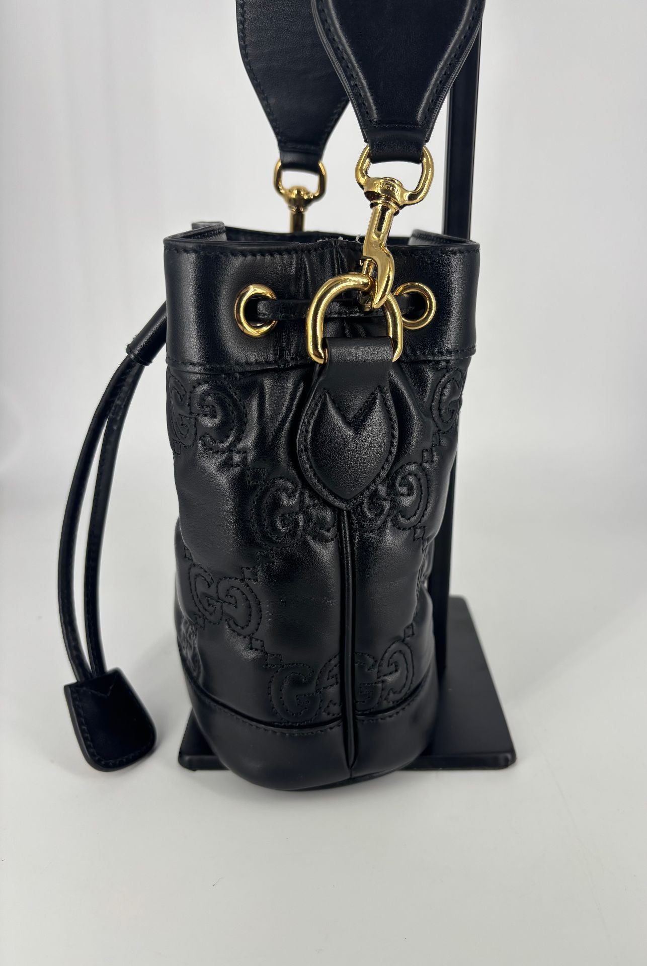 Sac seau GG matelassé cuir noir – Gucci – Bandoulière bicolore-7