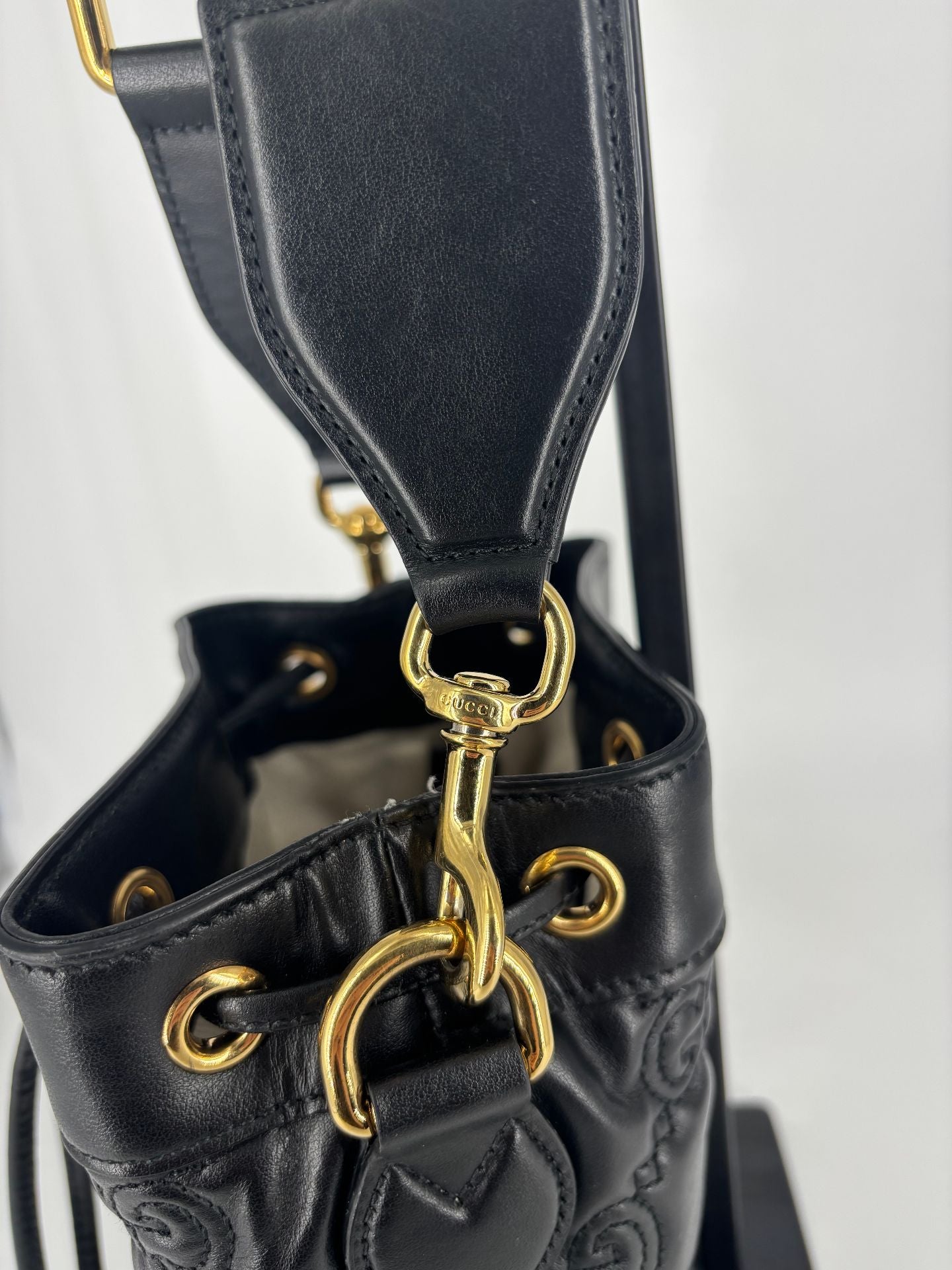 Sac seau GG matelassé cuir noir – Gucci – Bandoulière bicolore-8
