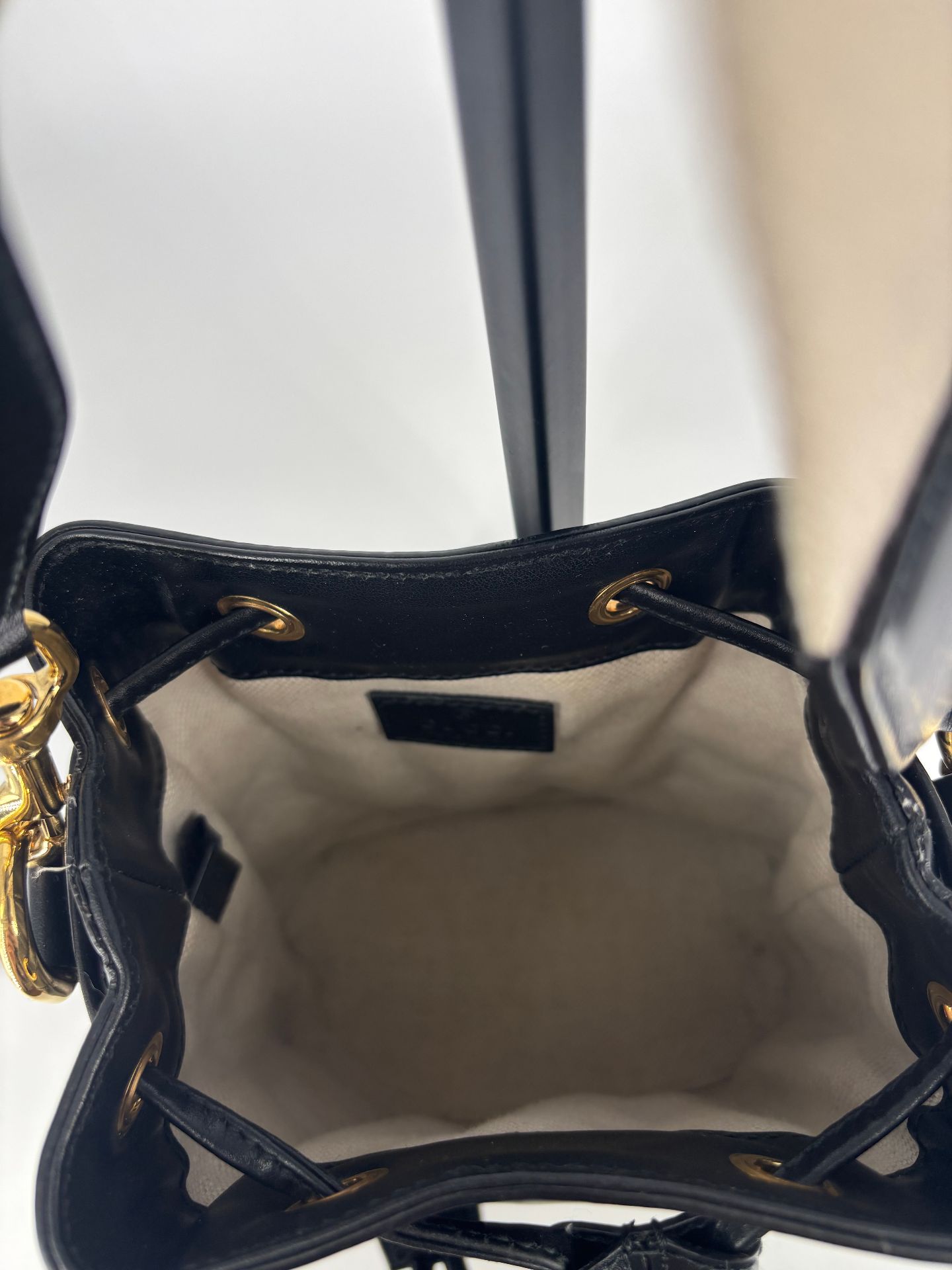 Sac seau GG matelassé cuir noir – Gucci – Bandoulière bicolore-12
