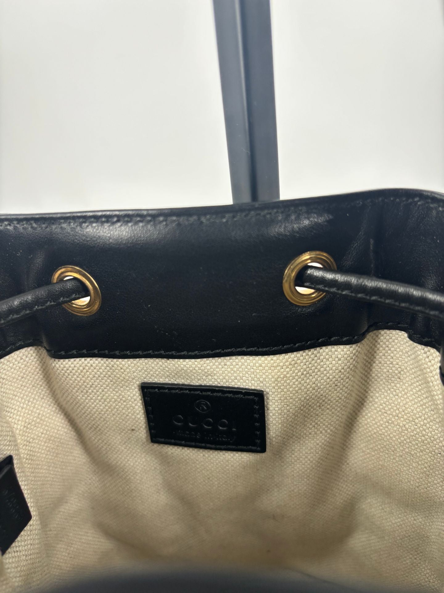 Sac seau GG matelassé cuir noir – Gucci – Bandoulière bicolore-13