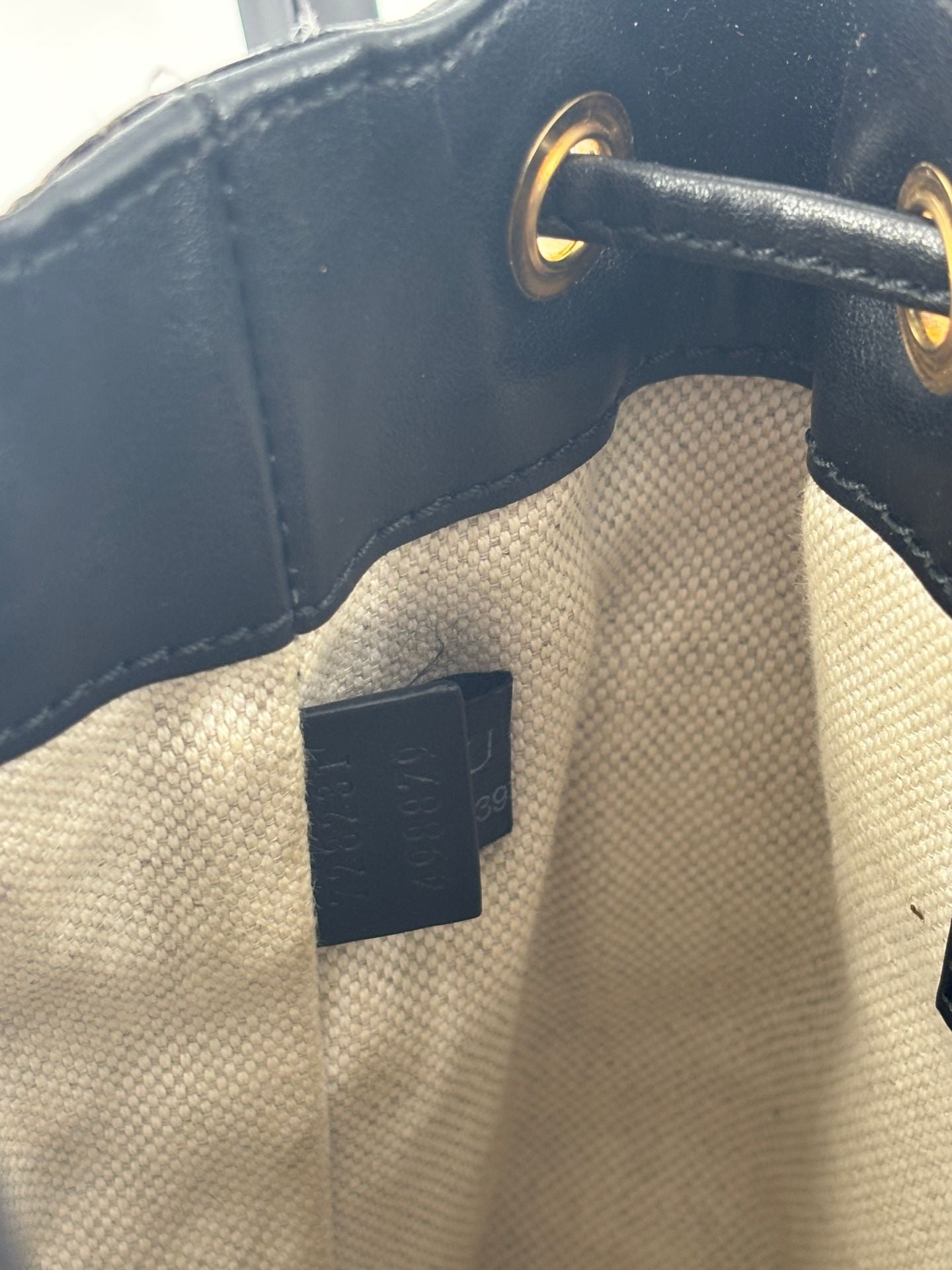 Sac seau GG matelassé cuir noir – Gucci – Bandoulière bicolore-9