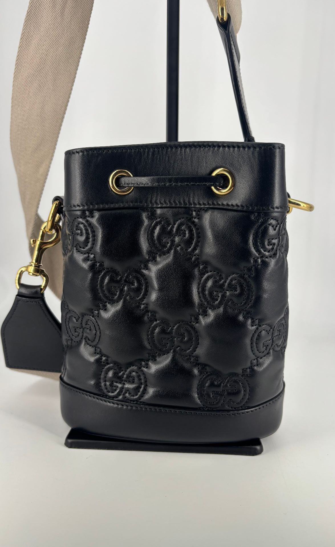Sac seau GG matelassé cuir noir – Gucci – Bandoulière bicolore-10