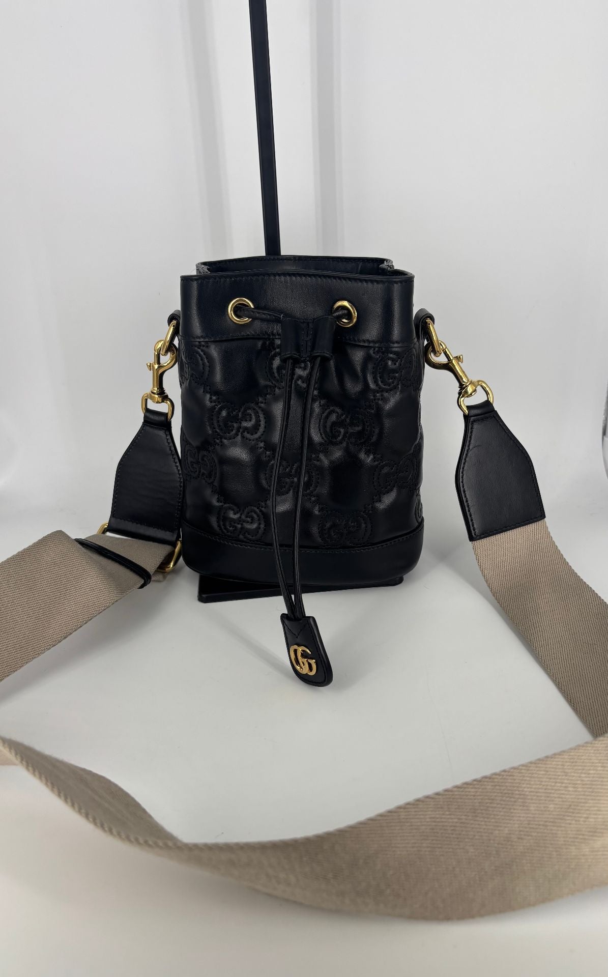 Sac seau GG matelassé cuir noir – Gucci – Bandoulière bicolore-5