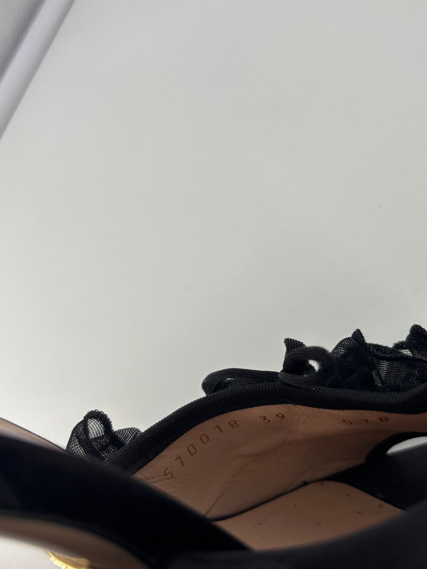 Escarpins satin noir volant tulle – Gucci – T. 39-13