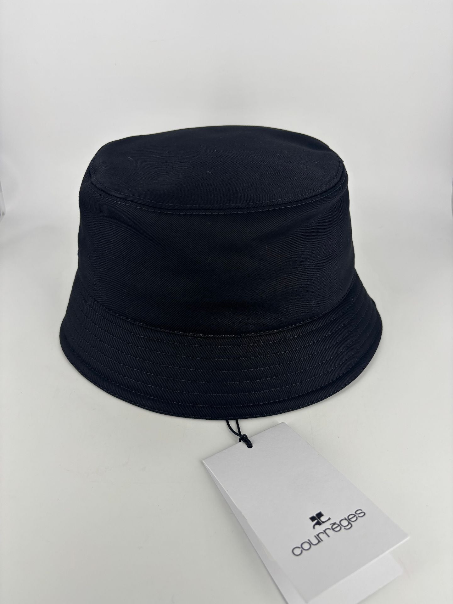Courrèges – Bob classique en coton noir – T.S-6