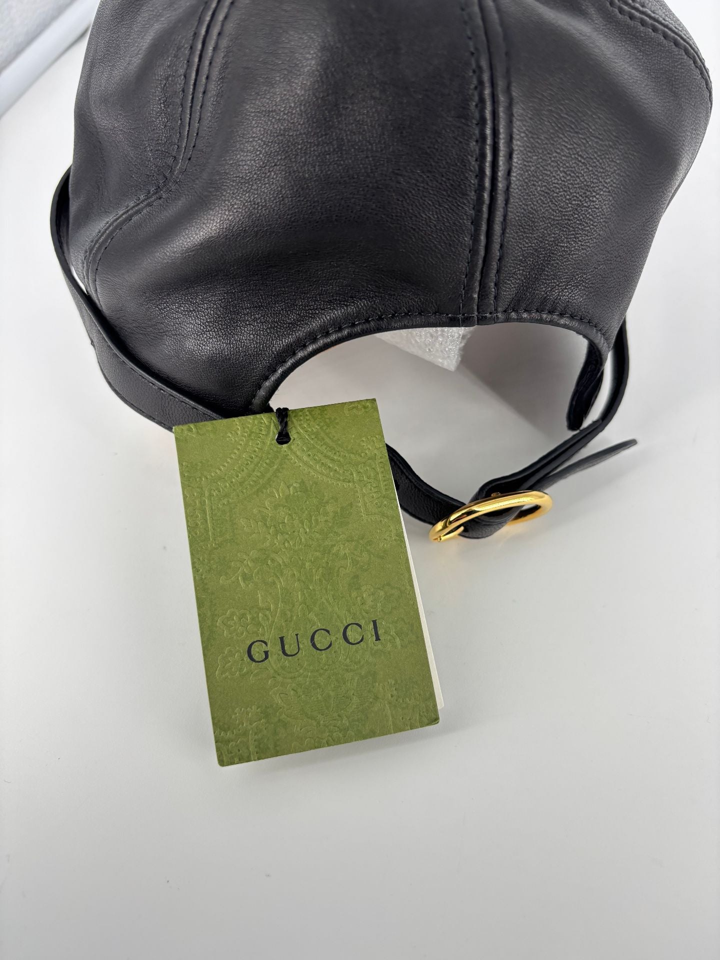 Gucci – Casquette en agneau noir sigle GG doré – T.M-6